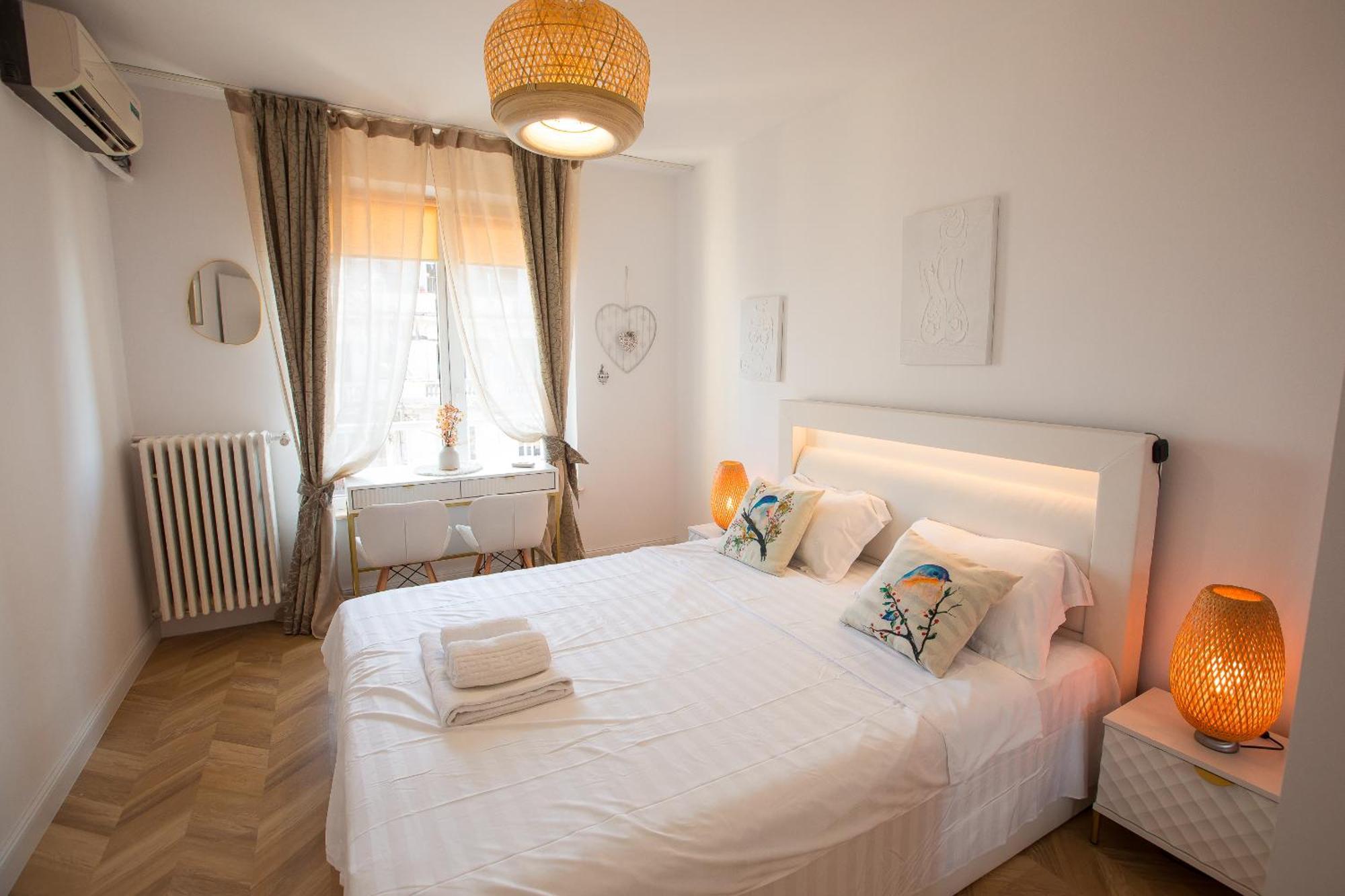 Saturn - On Iconic Calea Victoriei Apartment *
