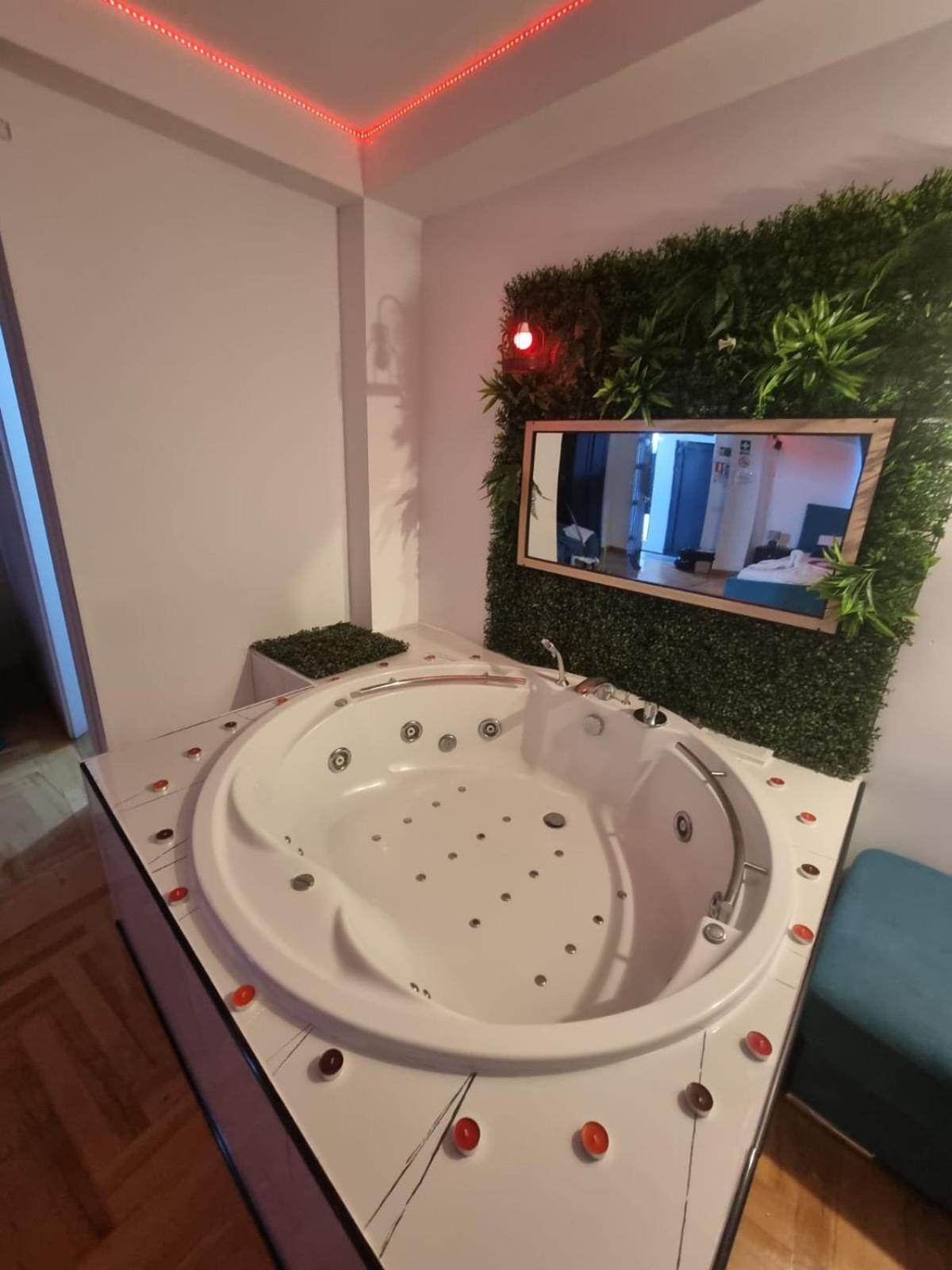 Ris Premium Lux Jacuzzi * Bucharest