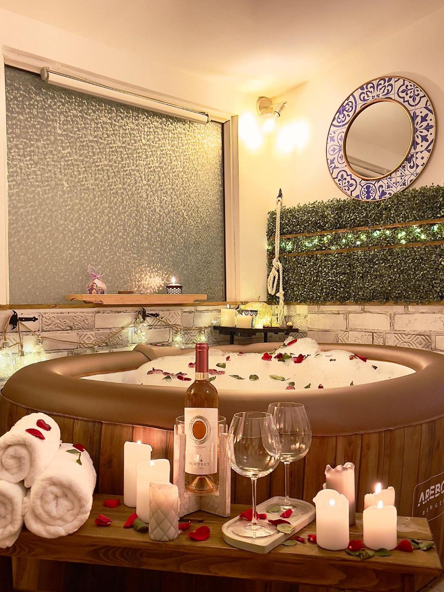Saints & Sinners Romantic Jacuzzi * Bucareste