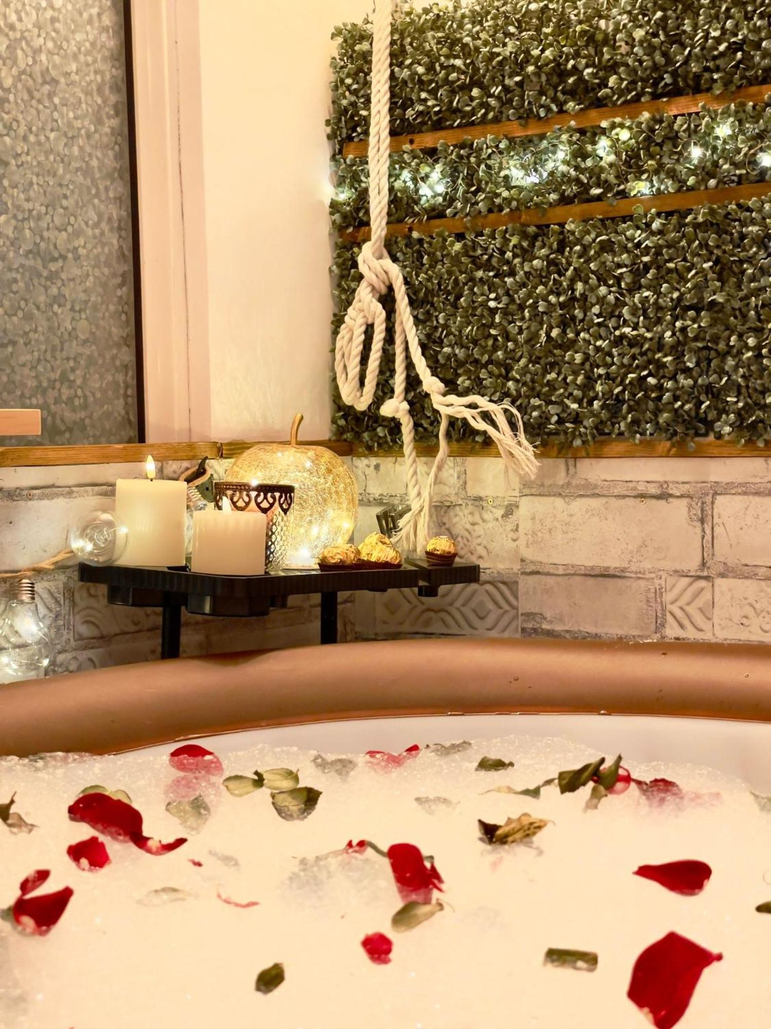 Saints & Sinners Romantic Jacuzzi Pousada *