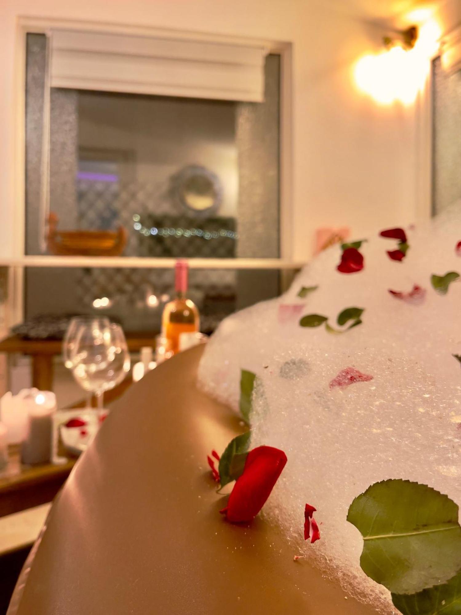 Saints & Sinners Romantic Jacuzzi Pousada