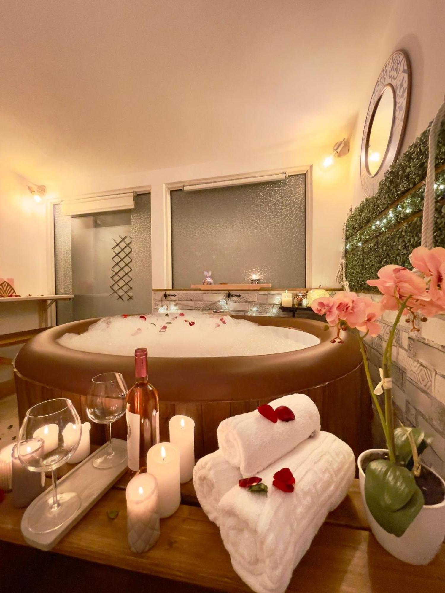 Saints & Sinners Romantic Jacuzzi *