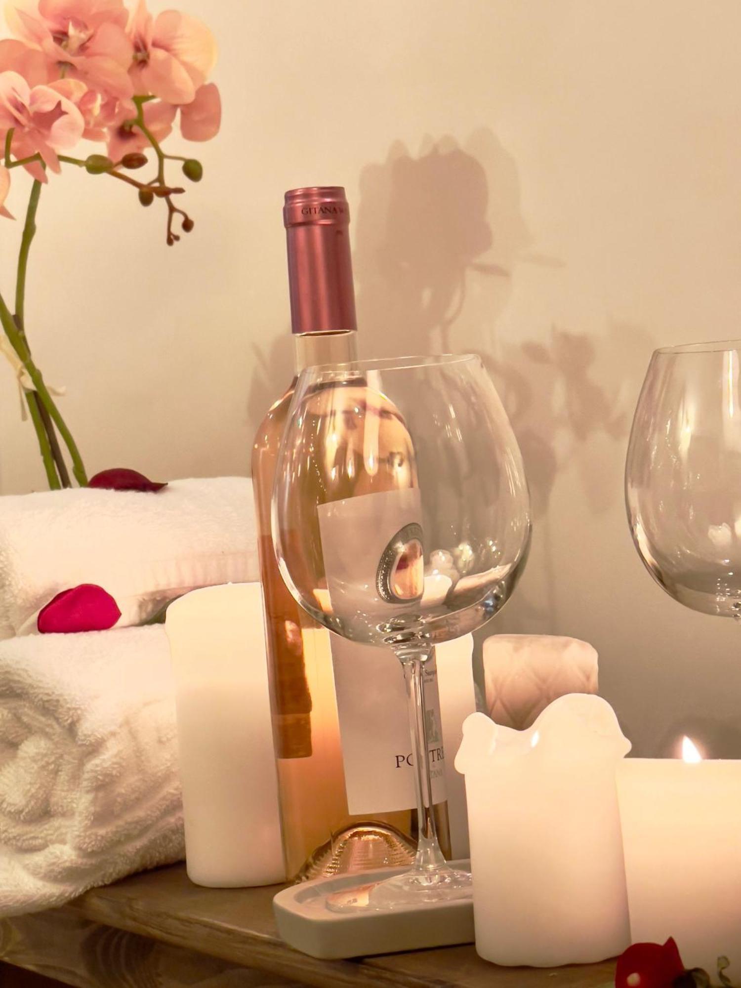 Saints & Sinners Romantic Jacuzzi *