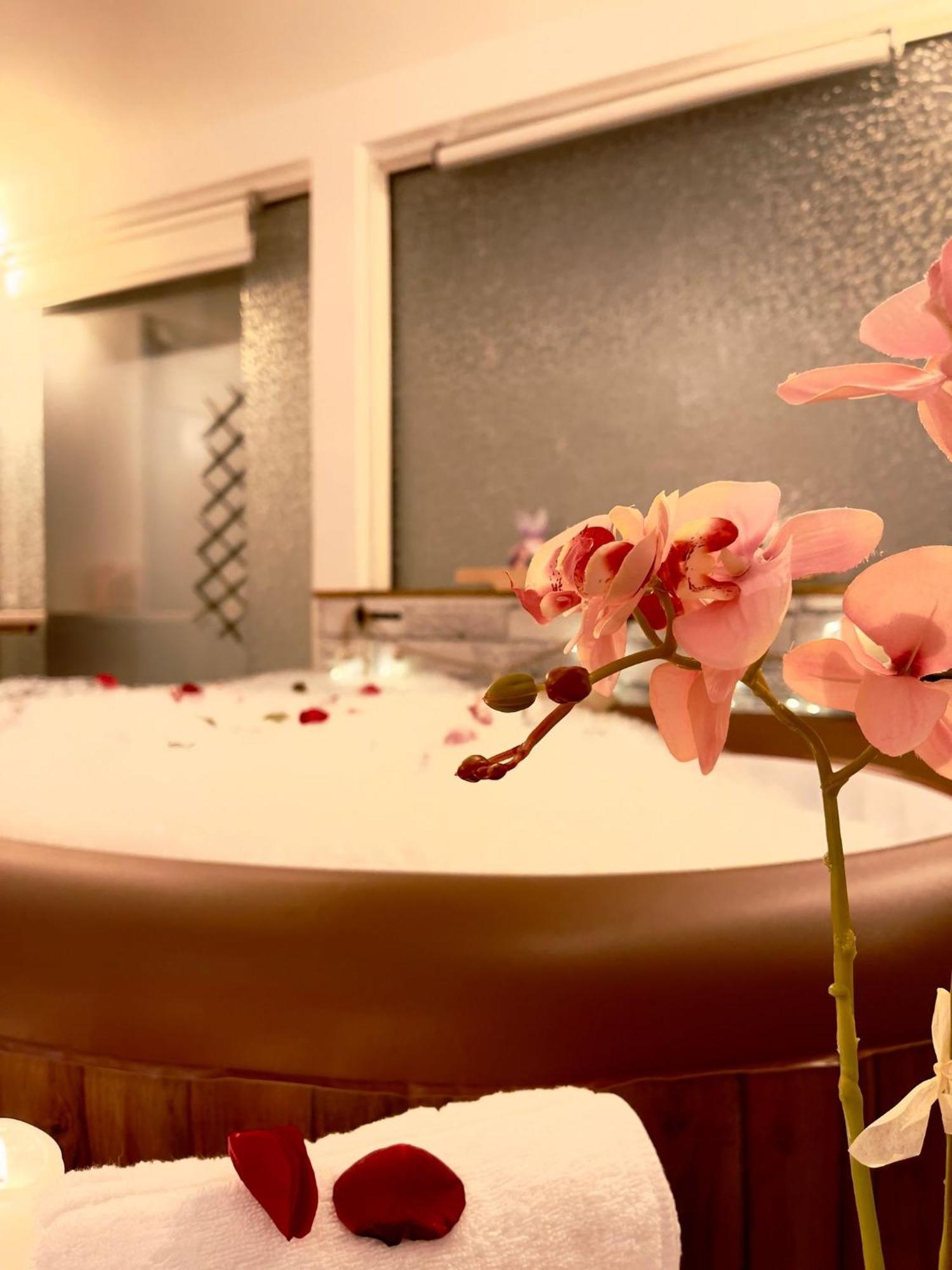 Saints & Sinners Romantic Jacuzzi Pousada Bucareste