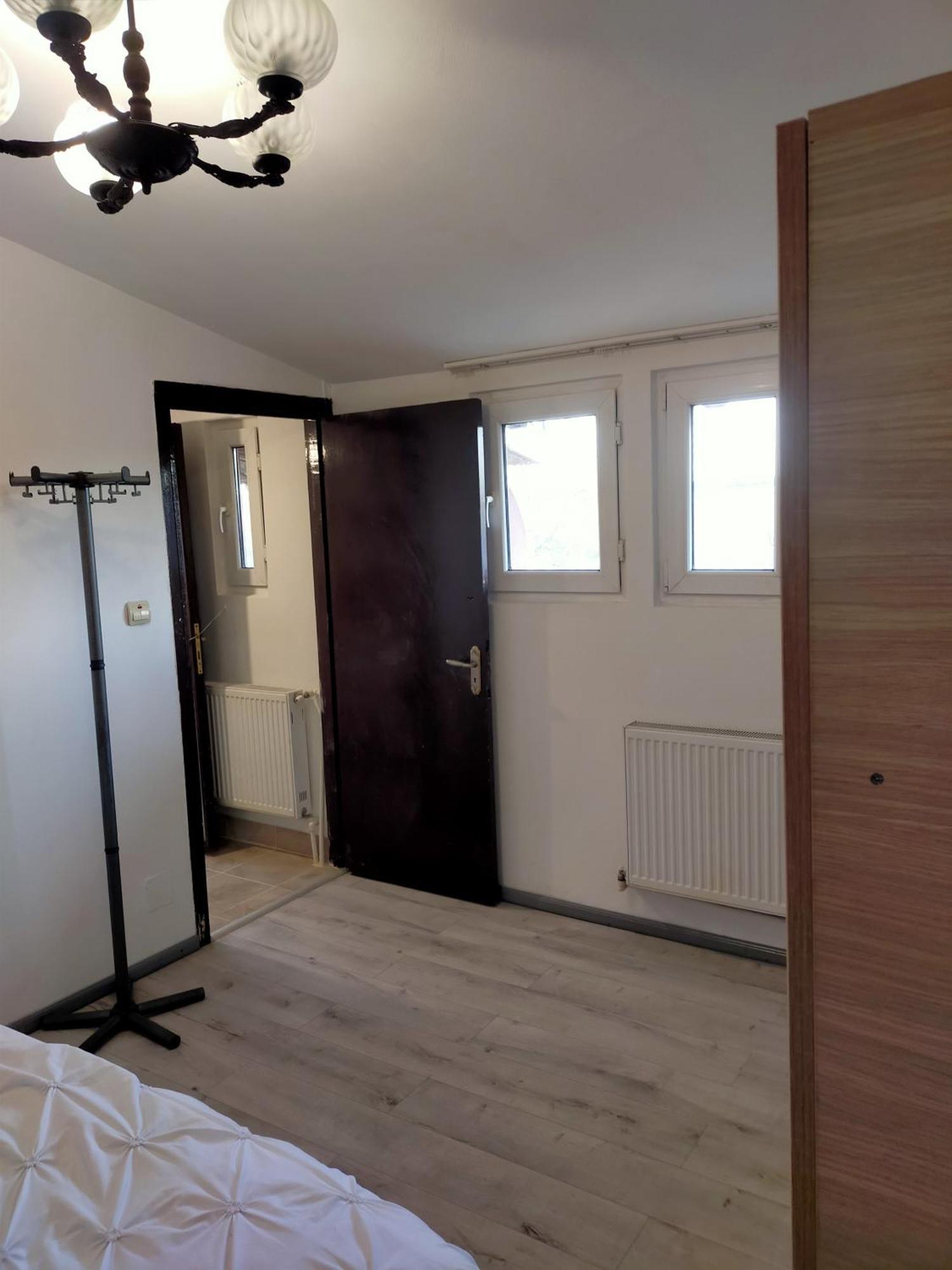 Gazde/Camere de închiriat Vila Elena Ap3 *