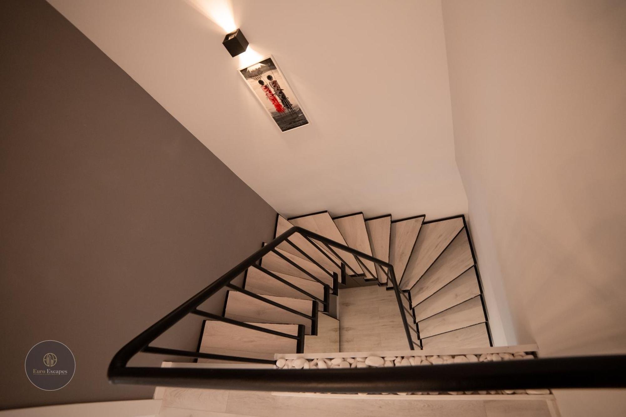 Executive Duplex With Balcony, Skyline Views & Free Parking