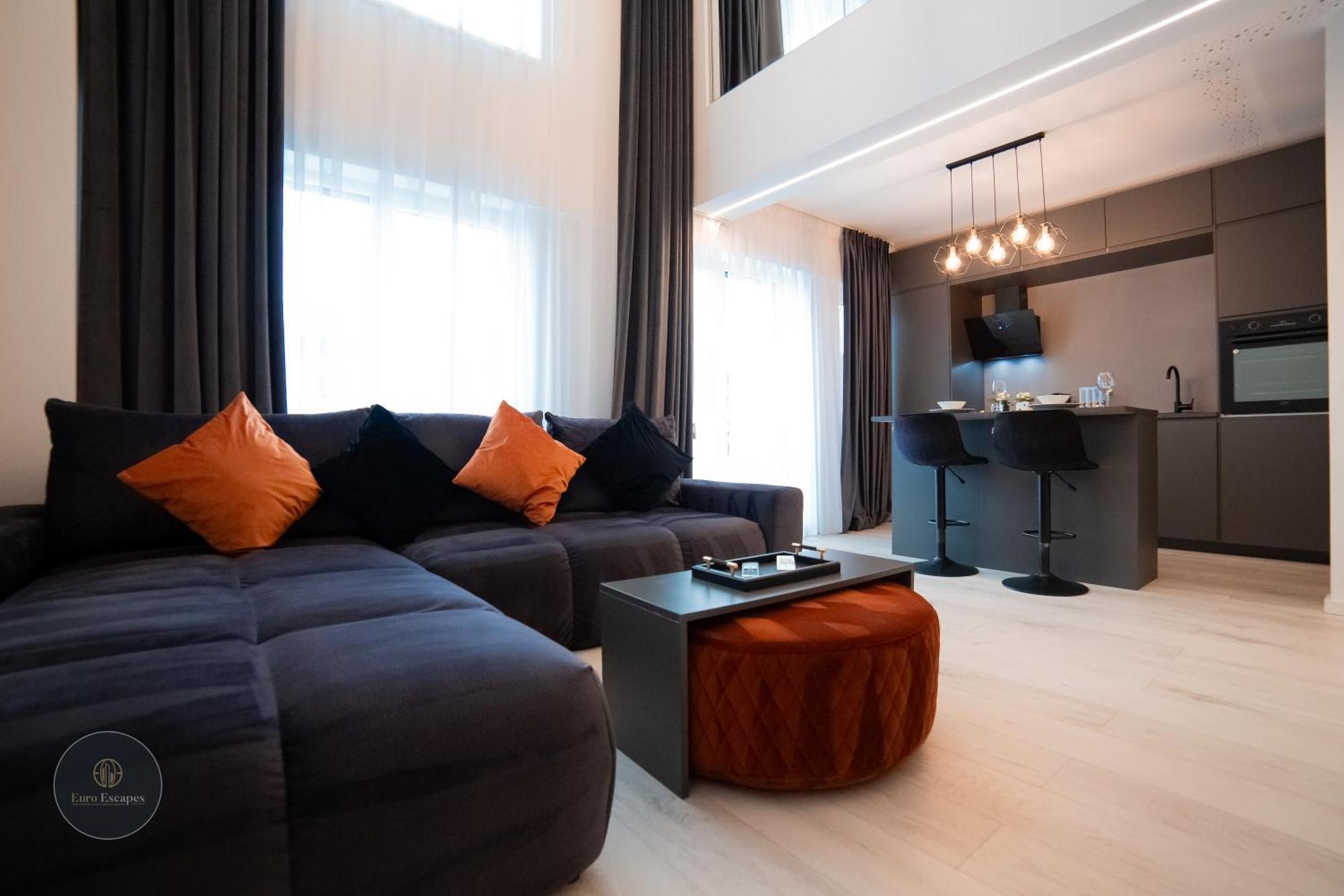 Apartment Executive Duplex With Balcony, Skyline Views & Free Parking