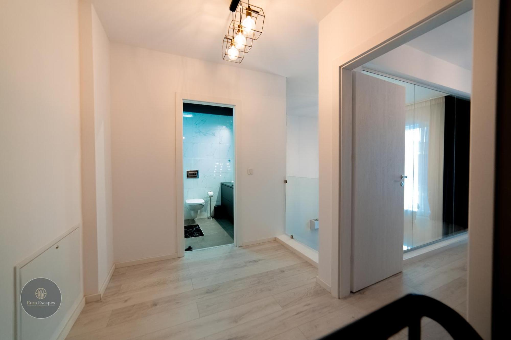 Executive Duplex With Balcony, Skyline Views & Free Parking *