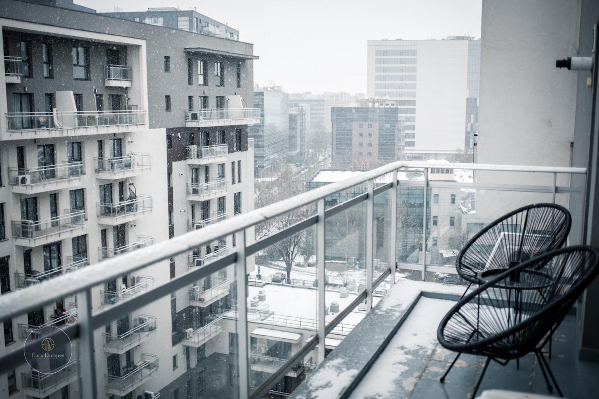 Executive Duplex With Balcony, Skyline Views & Free Parking Apartment