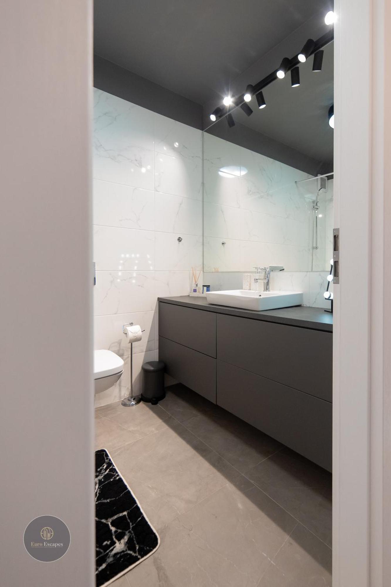 Apartment Executive Duplex With Balcony, Skyline Views & Free Parking *