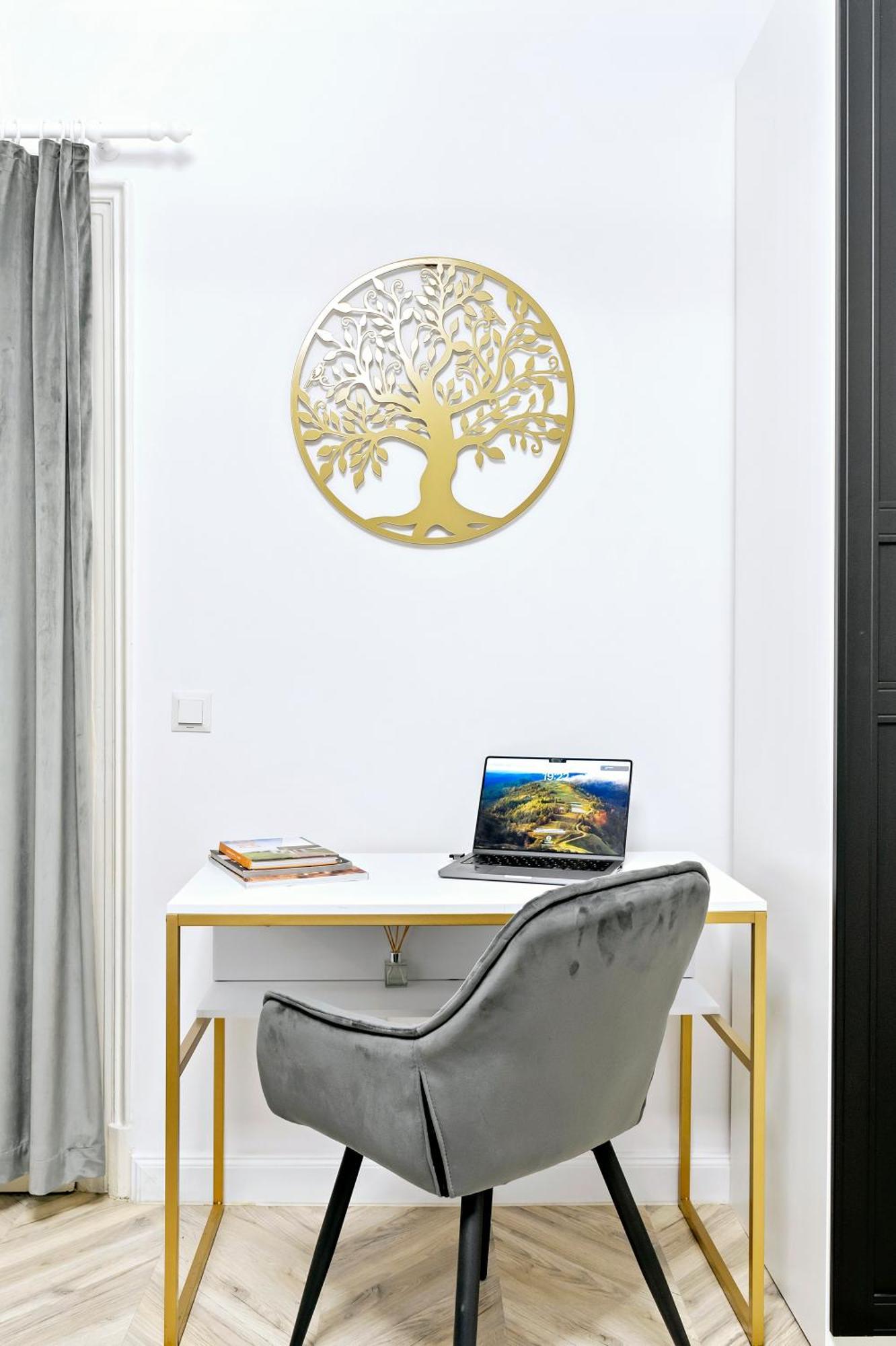 High Ceilings Garden - Optional Parking Apartment *