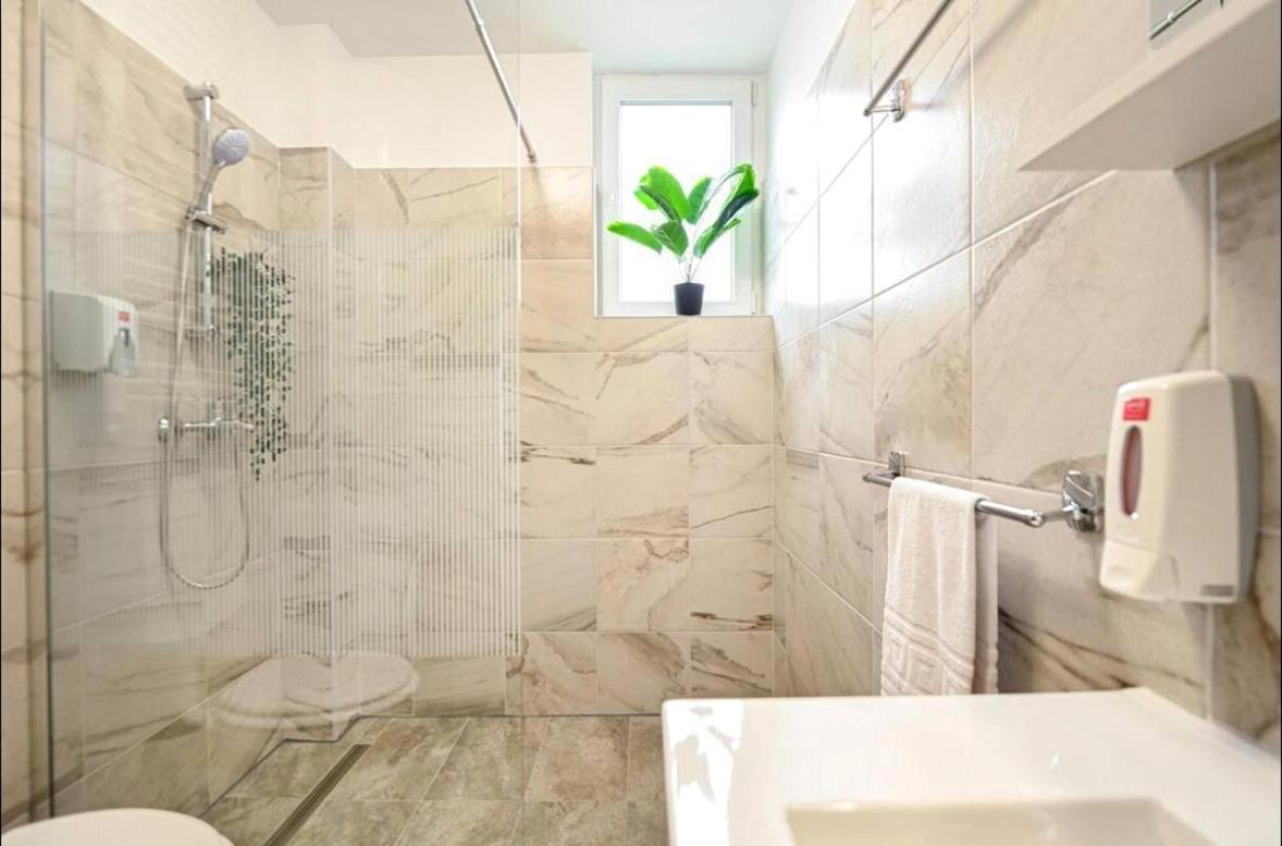Apartamento Fluidity - Refined 2br Retreat In Center Bucareste