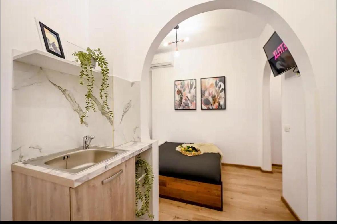 Fluidity - Refined 2br Retreat In Center *