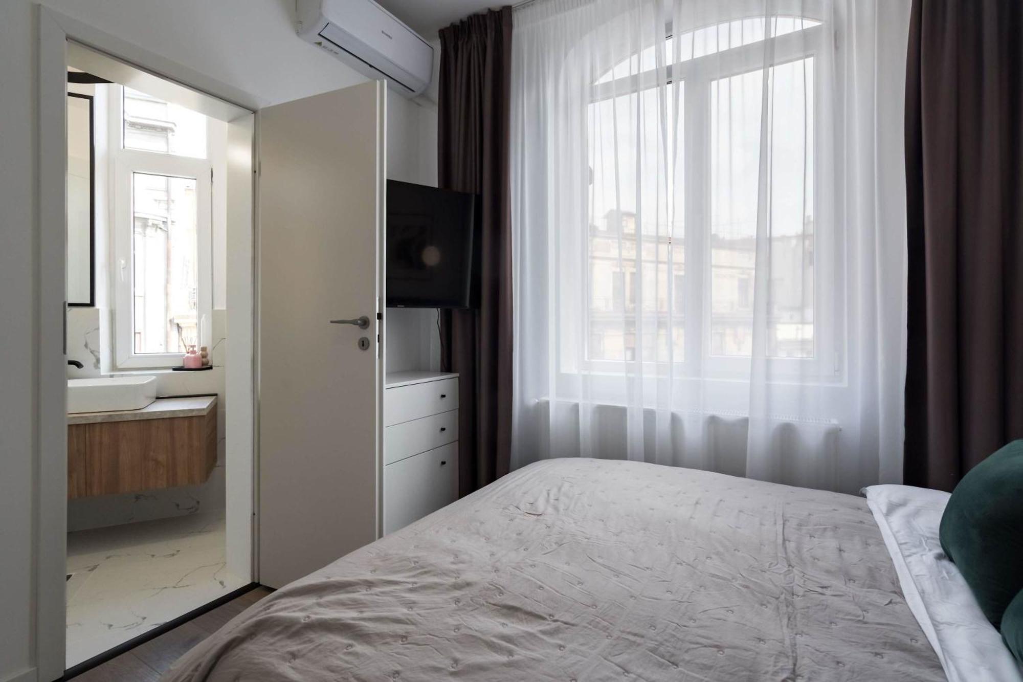Apartment Elegant & Bright 2br - Steps From Old Town Bucharest