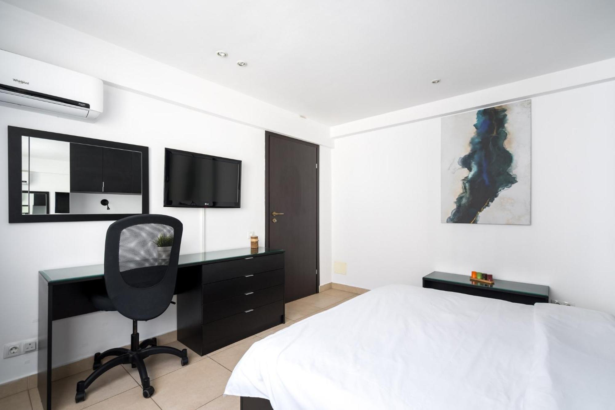 Shangri La Apartment *
