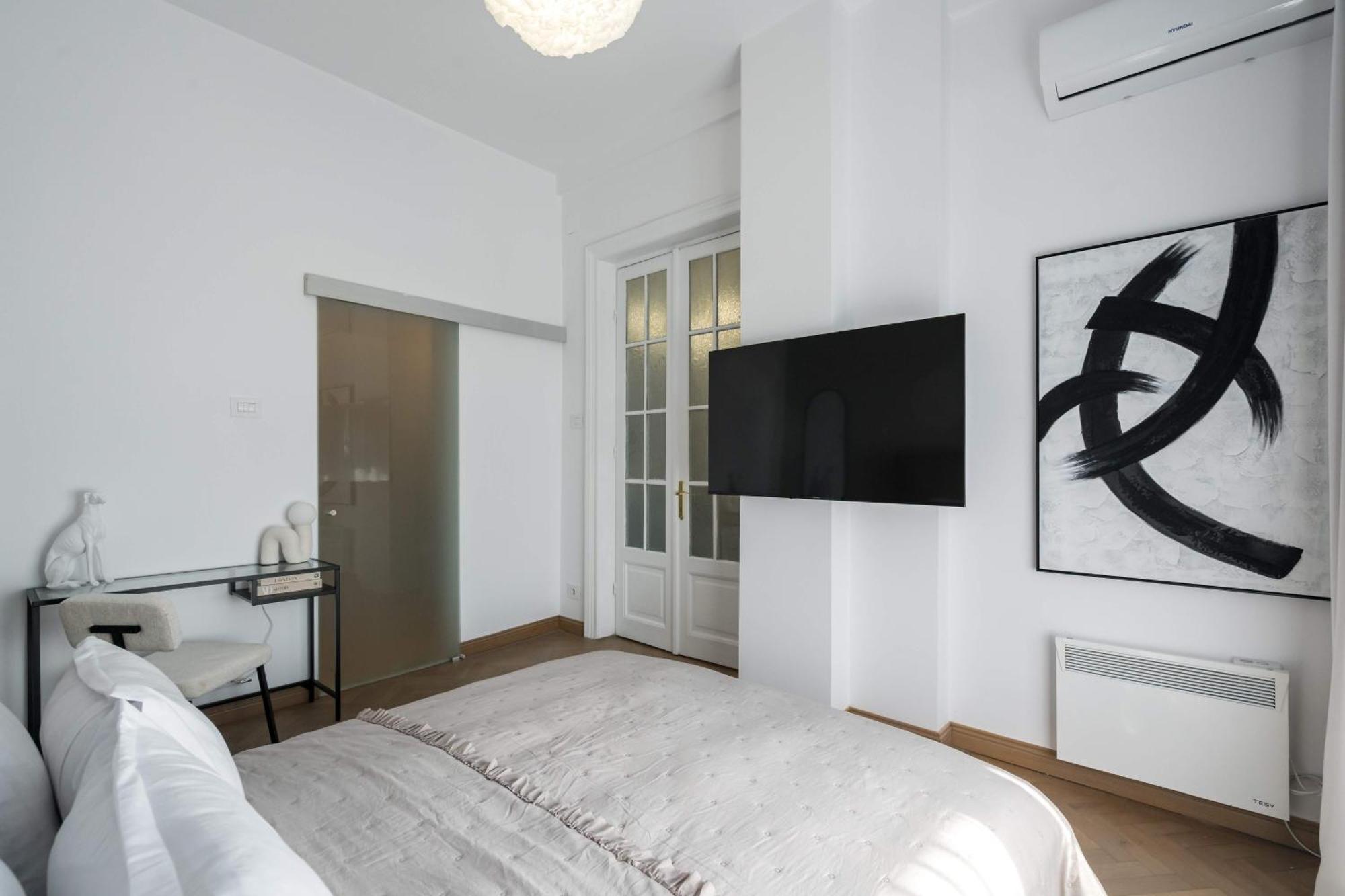 Stunning 3br - Balcony Overlooking Calea Victoriei Apartment Bucharest