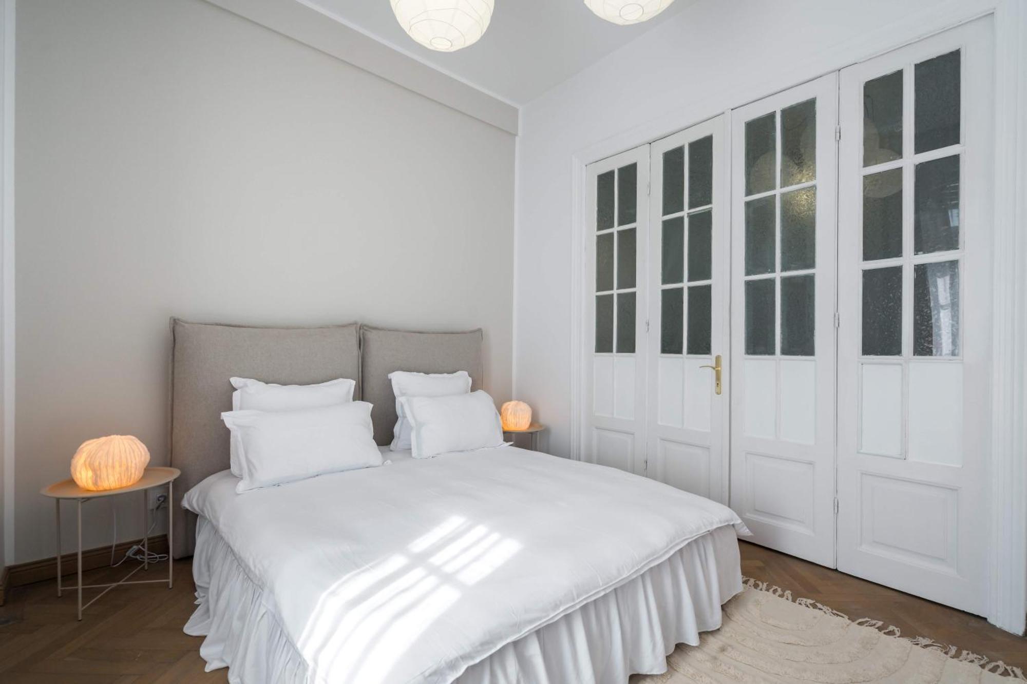 Stunning 3br - Balcony Overlooking Calea Victoriei Bucharest