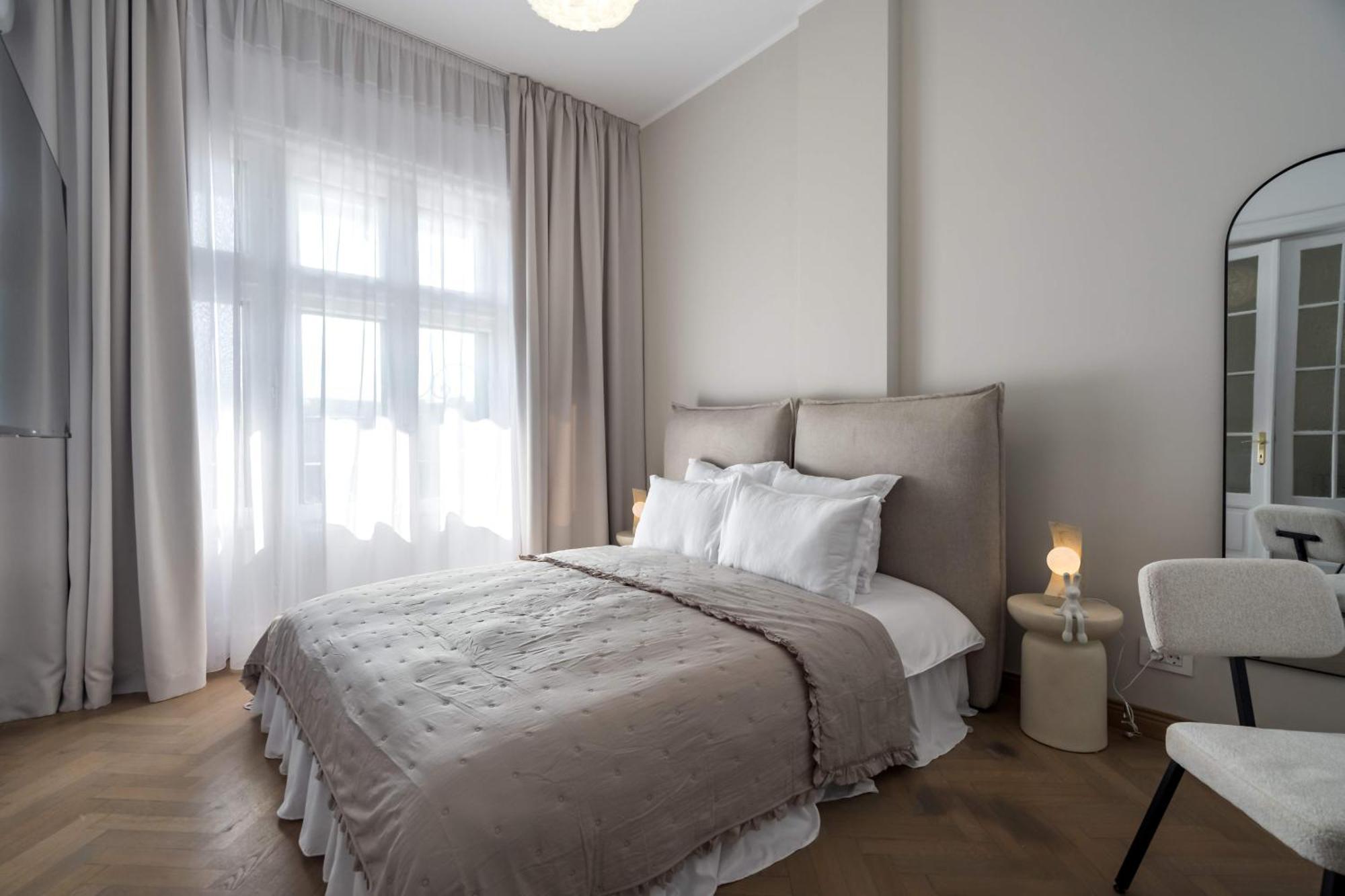 Stunning 3br - Balcony Overlooking Calea Victoriei Apartment Bucharest