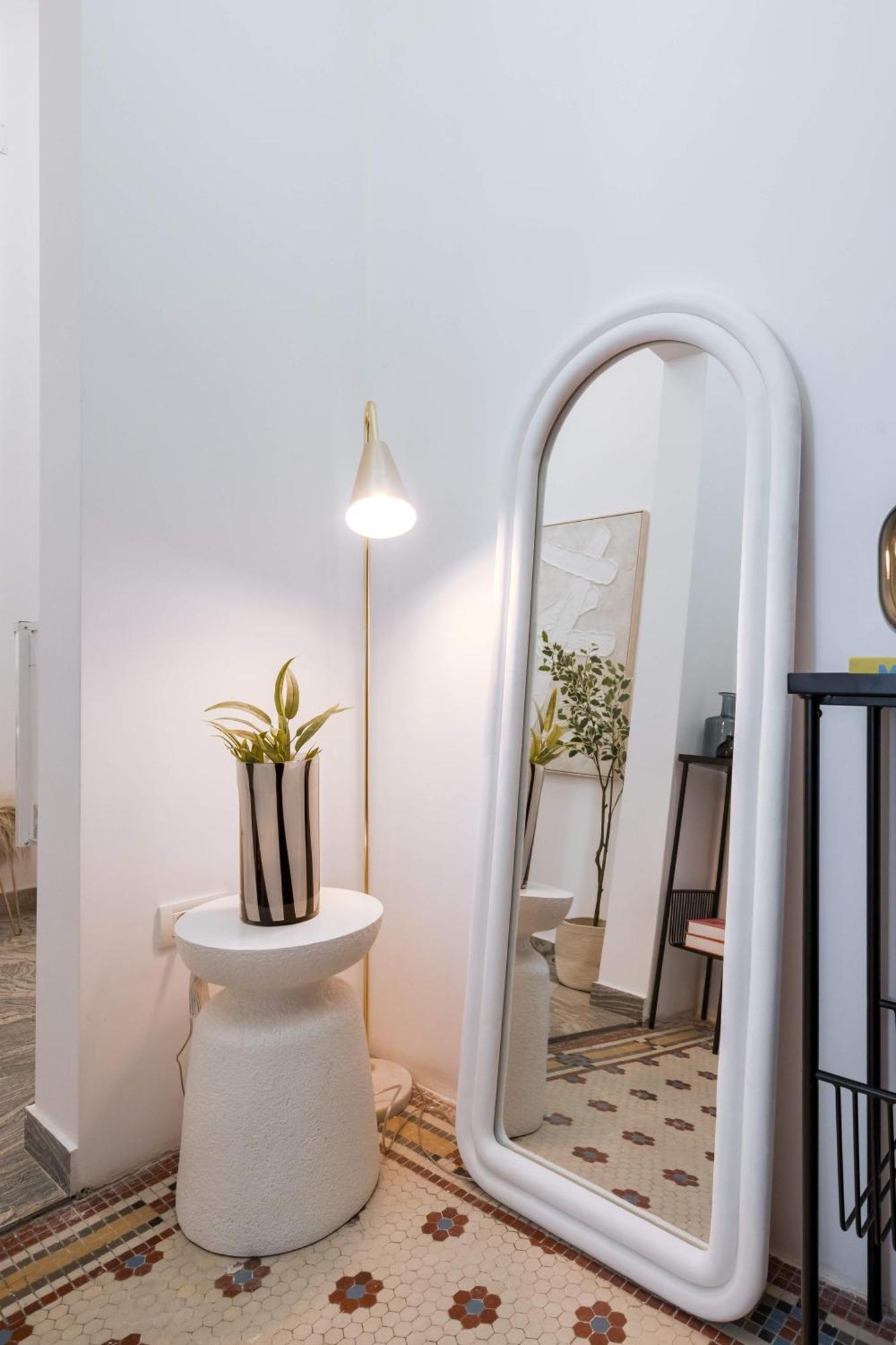 Apartment Stunning 3br - Balcony Overlooking Calea Victoriei Bucharest