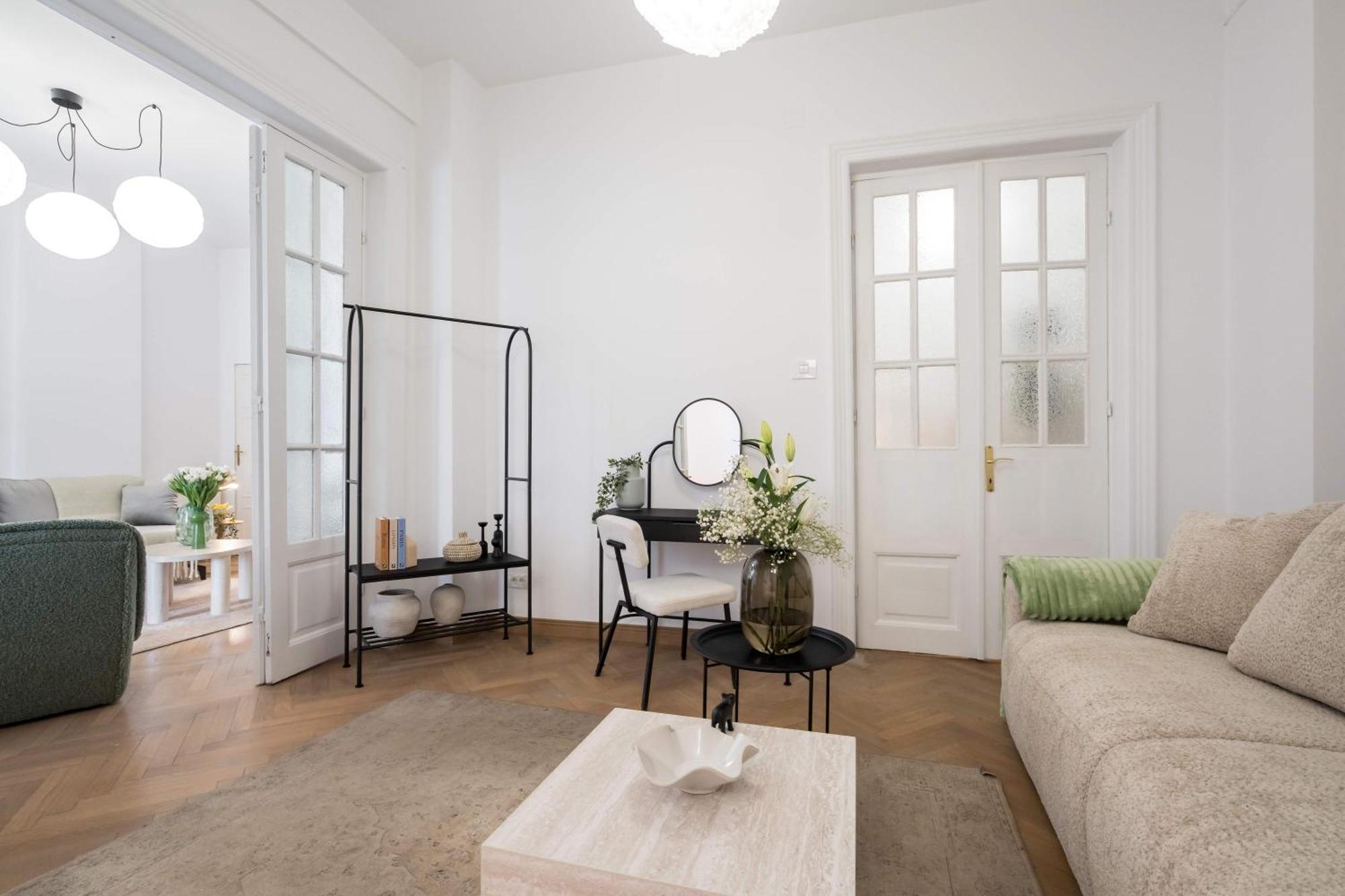 Stunning 3br - Balcony Overlooking Calea Victoriei Apartment Bucharest