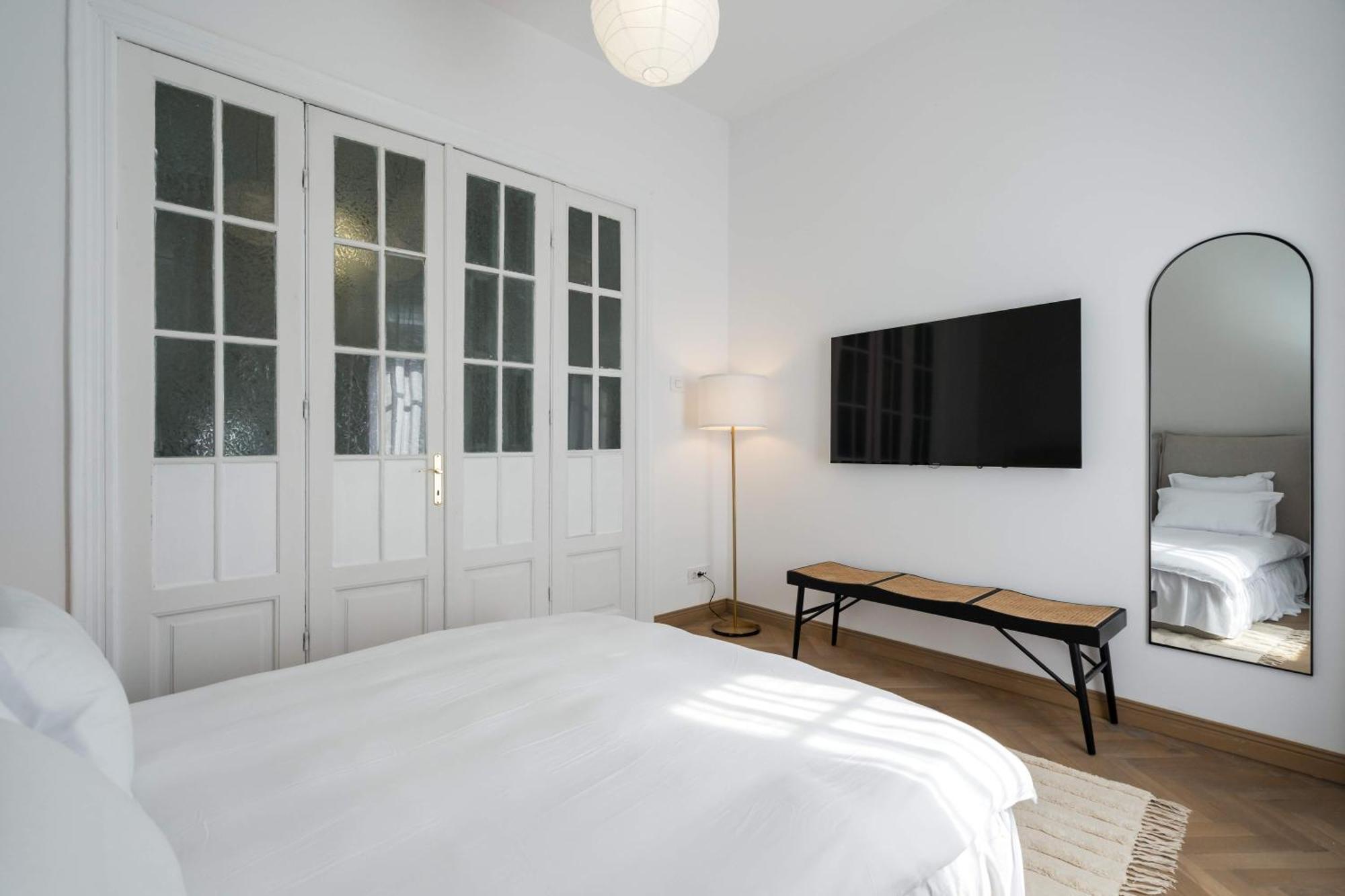 Apartment Stunning 3br - Balcony Overlooking Calea Victoriei Bucharest
