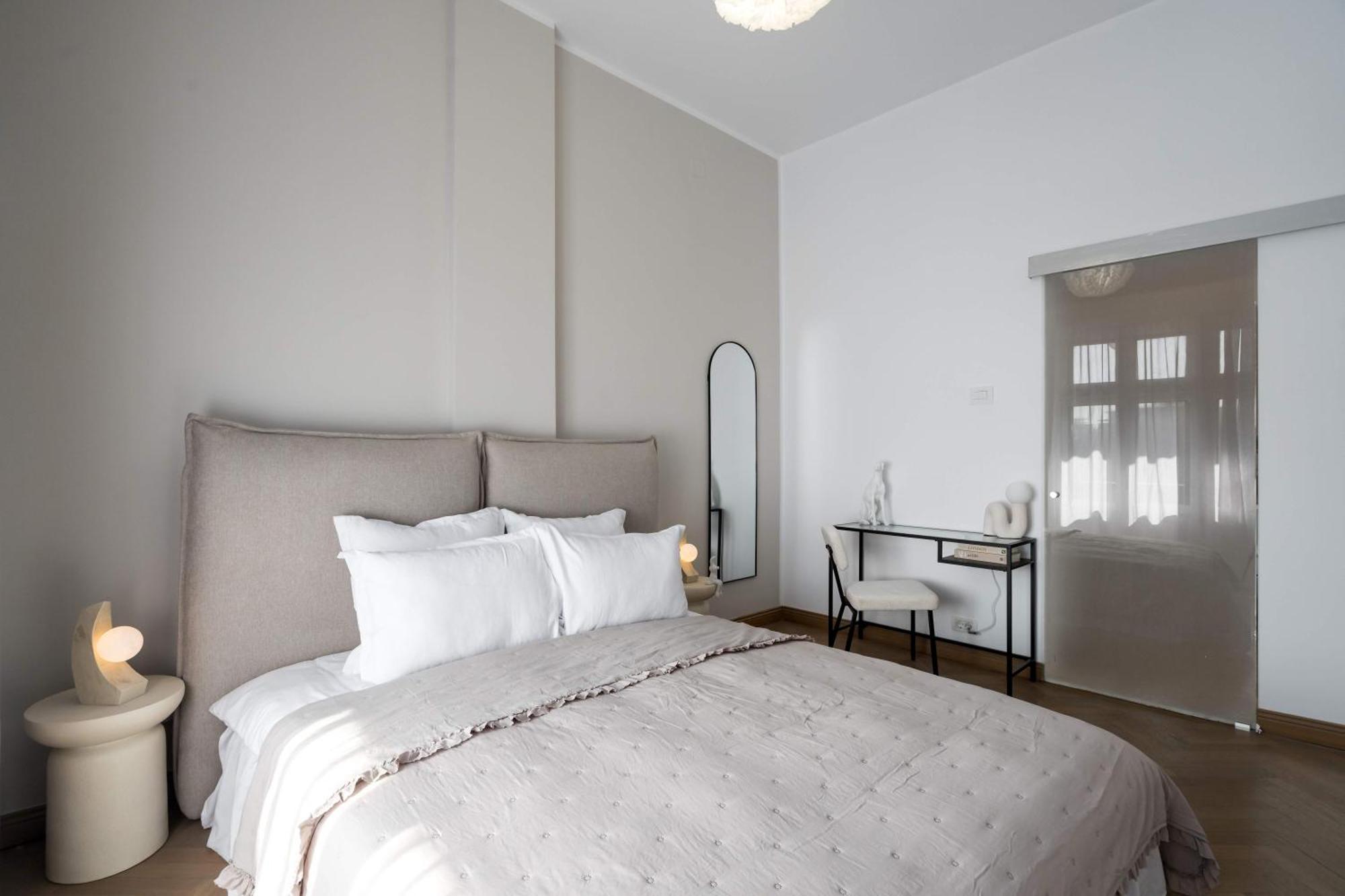 Stunning 3br - Balcony Overlooking Calea Victoriei * Bucharest