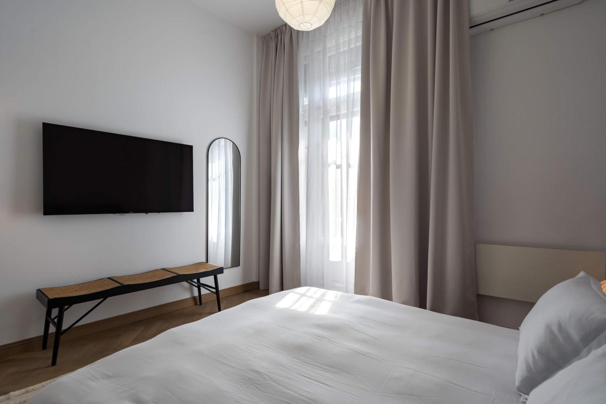 Apartment Stunning 3br - Balcony Overlooking Calea Victoriei