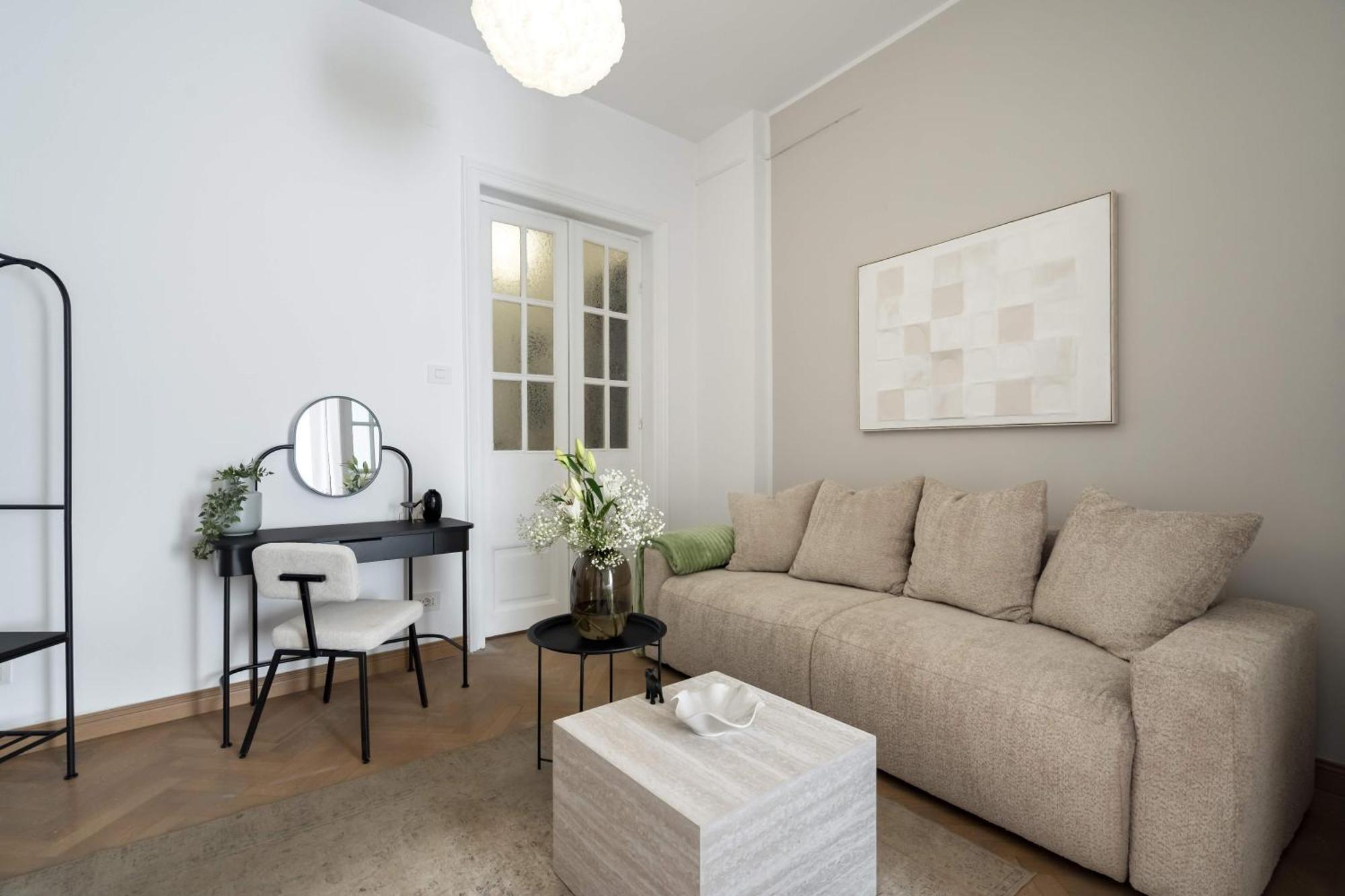 Apartment Stunning 3br - Balcony Overlooking Calea Victoriei Bucharest