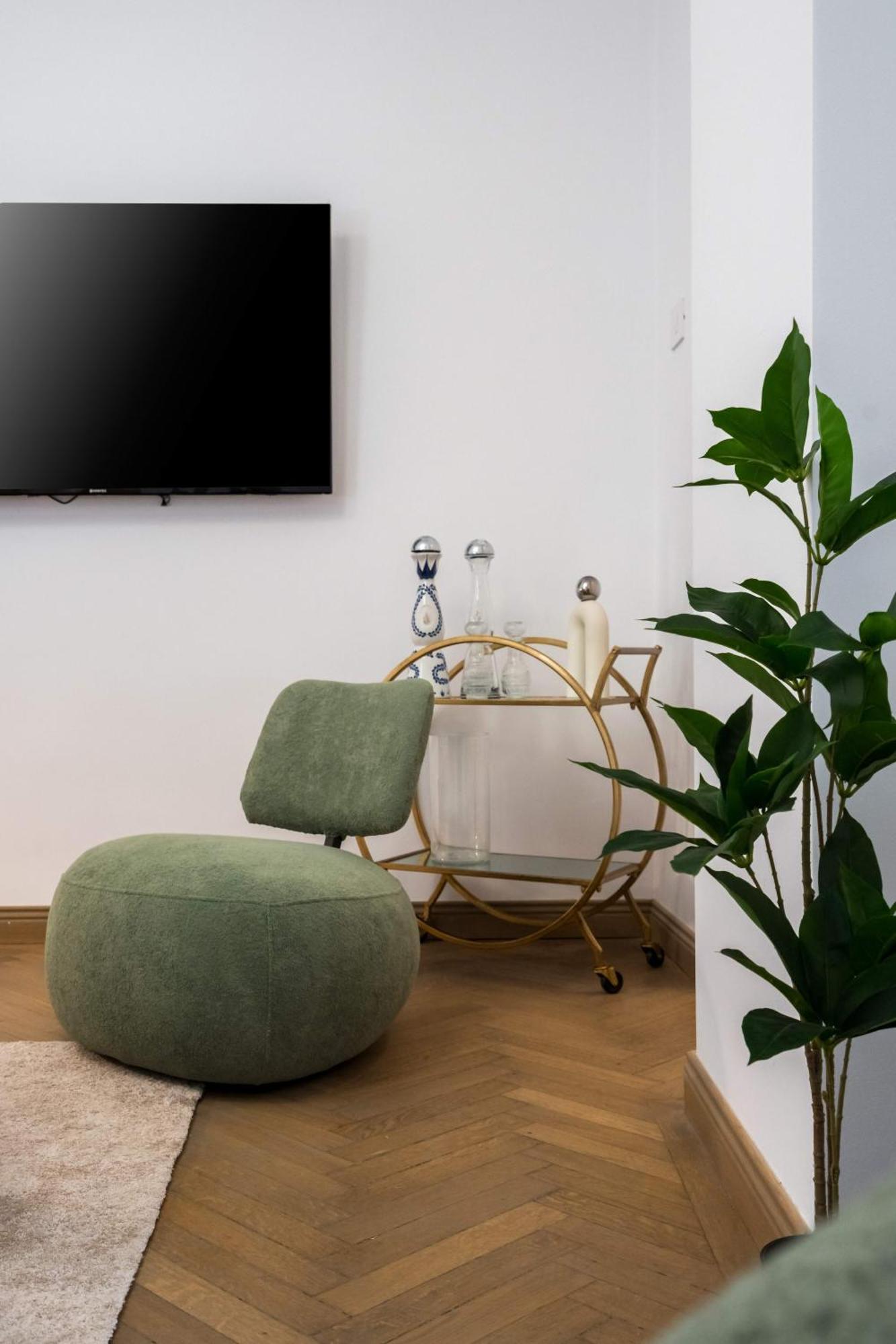 Stunning 3br - Balcony Overlooking Calea Victoriei * Bucharest