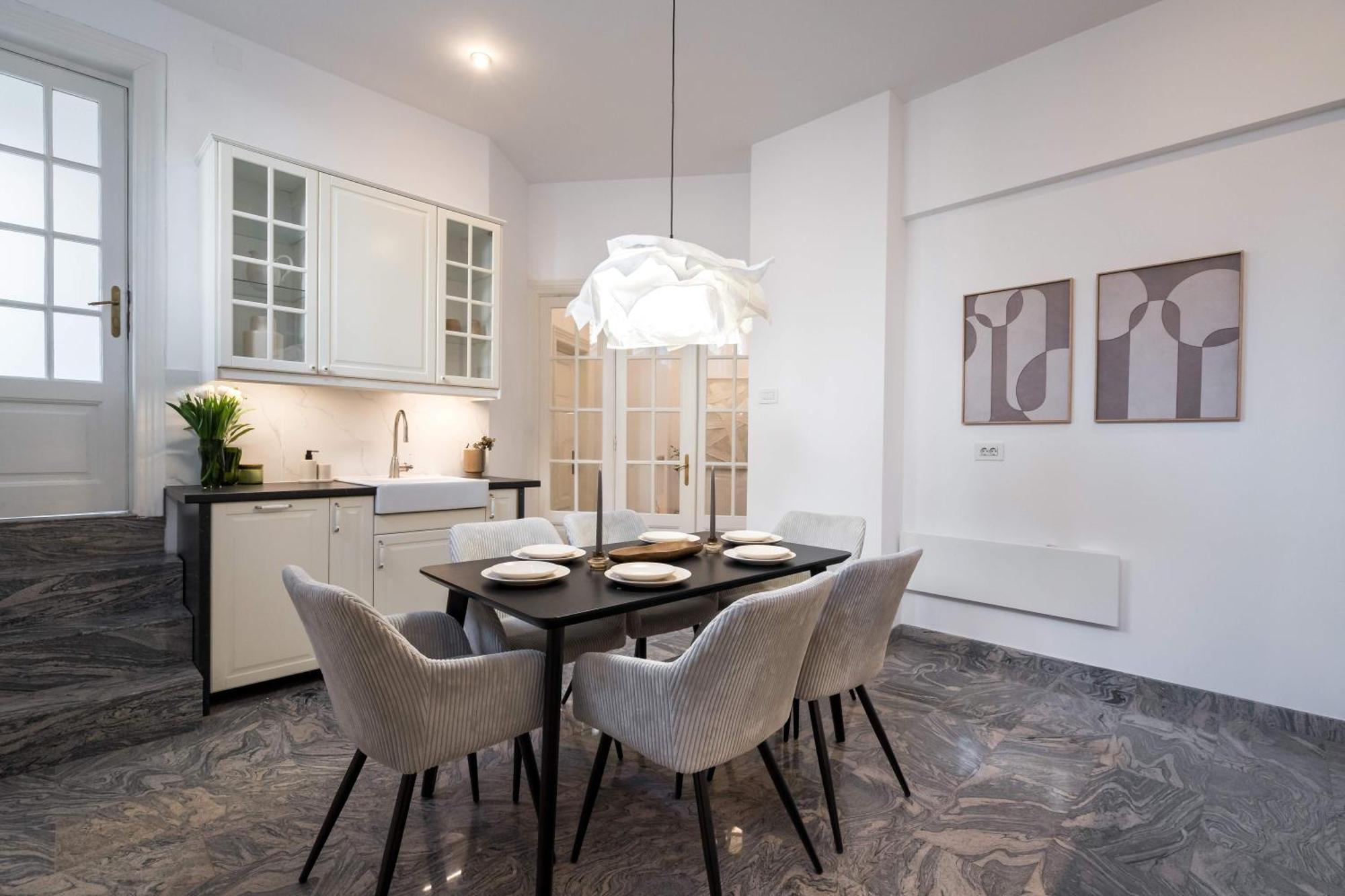 Stunning 3br - Balcony Overlooking Calea Victoriei Apartment *
