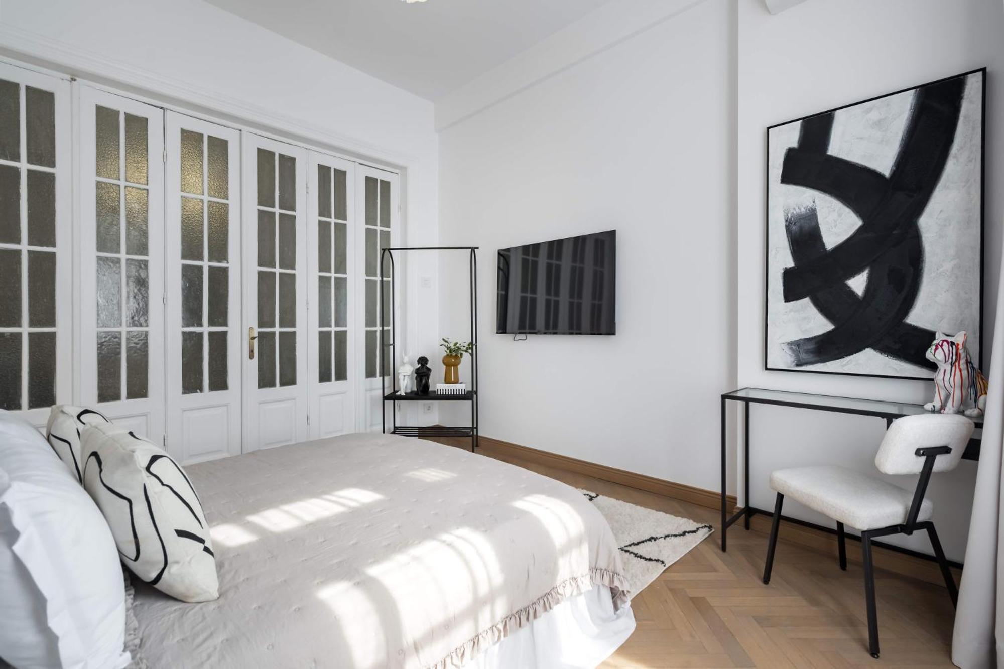 Apartment Stunning 3br - Balcony Overlooking Calea Victoriei