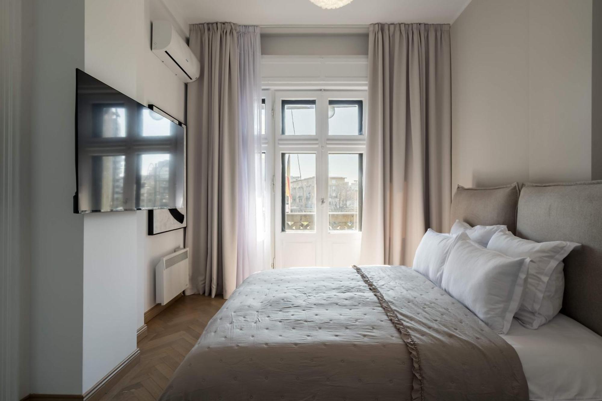 Apartment Stunning 3br - Balcony Overlooking Calea Victoriei *