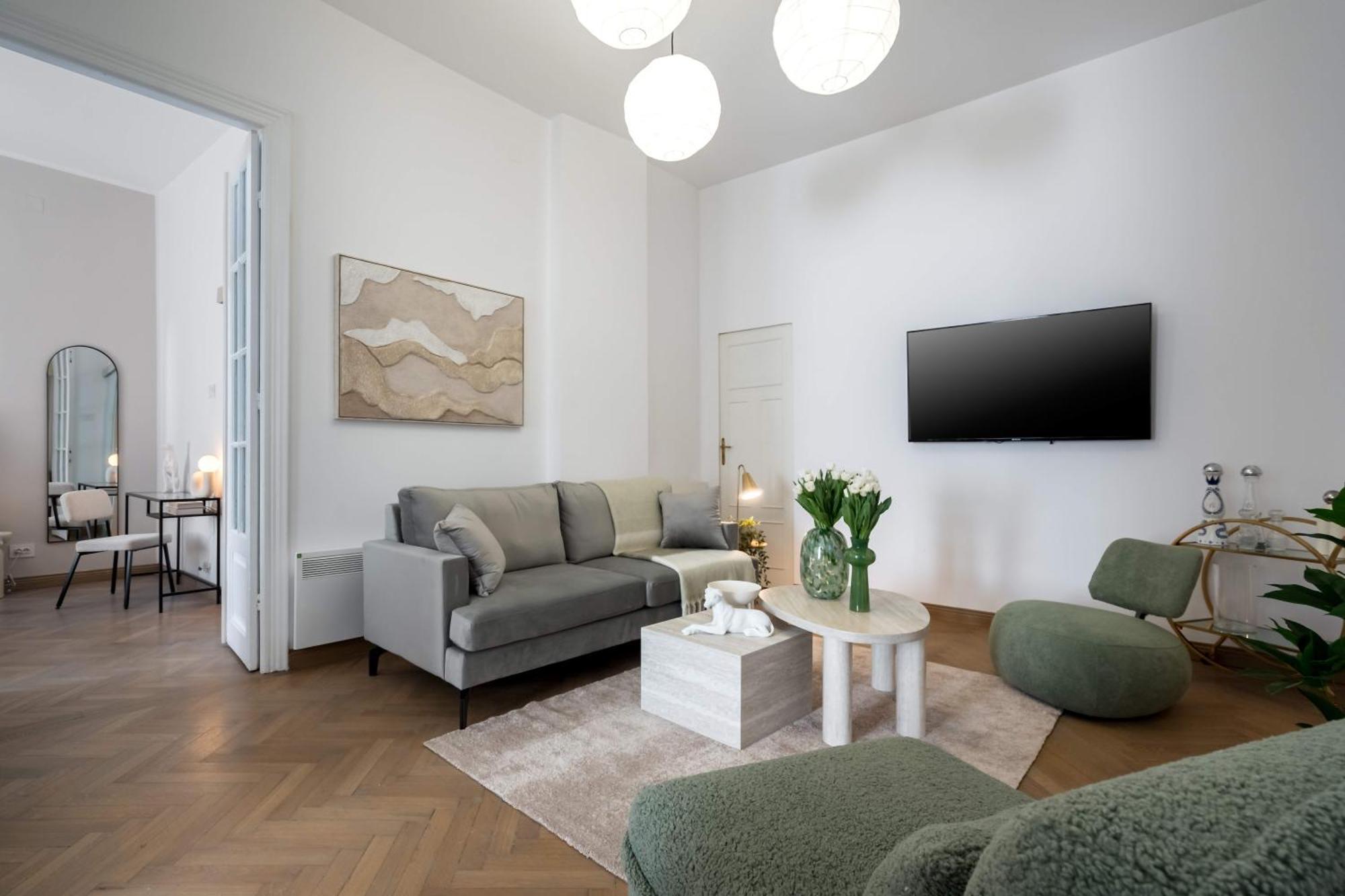 Stunning 3br - Balcony Overlooking Calea Victoriei Apartment *