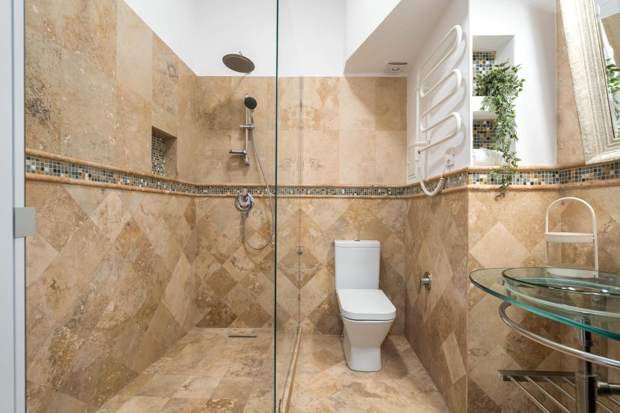 Apartment Stunning 3br - Balcony Overlooking Calea Victoriei Bucharest