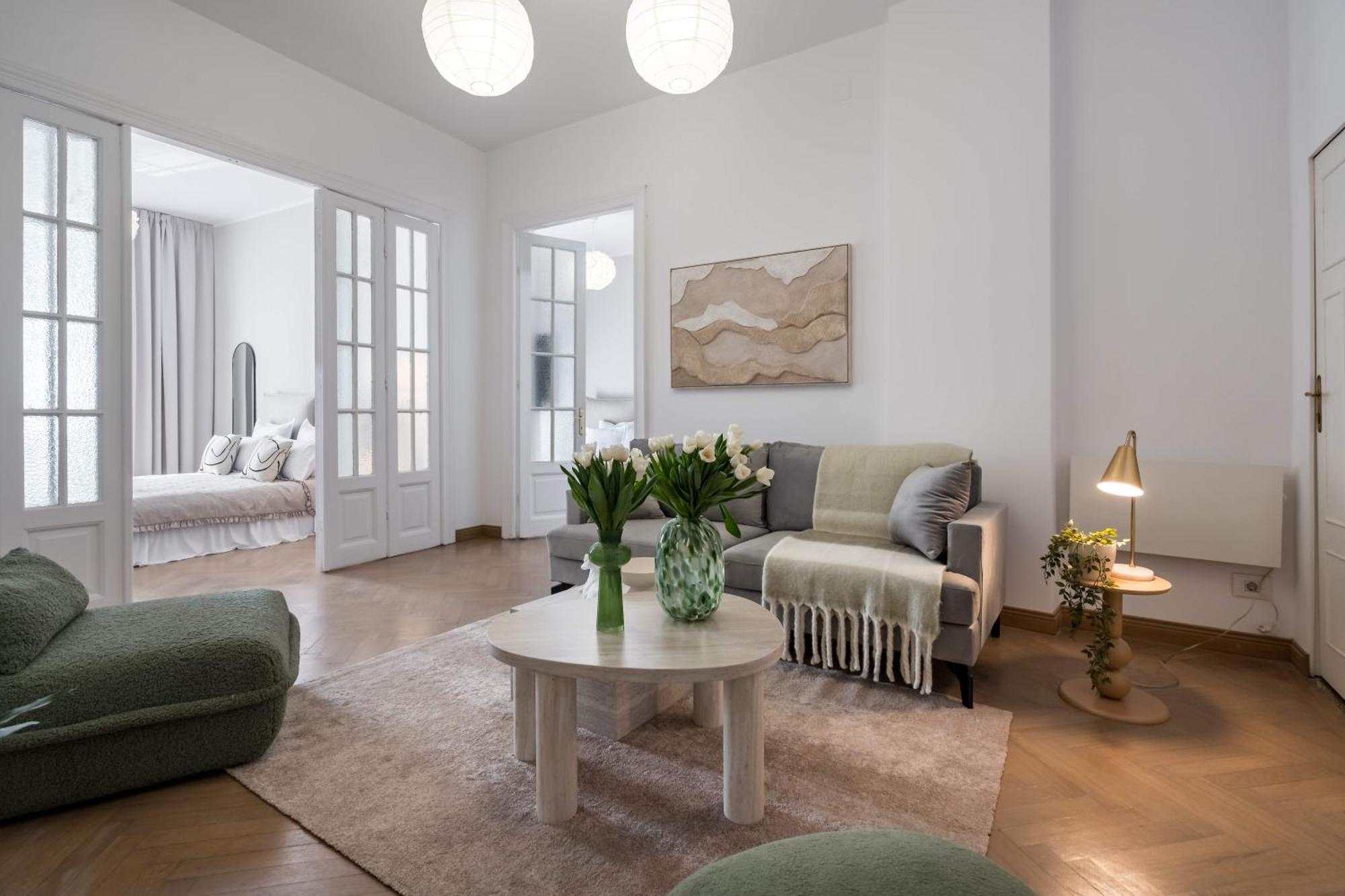 Stunning 3br - Balcony Overlooking Calea Victoriei Bucharest