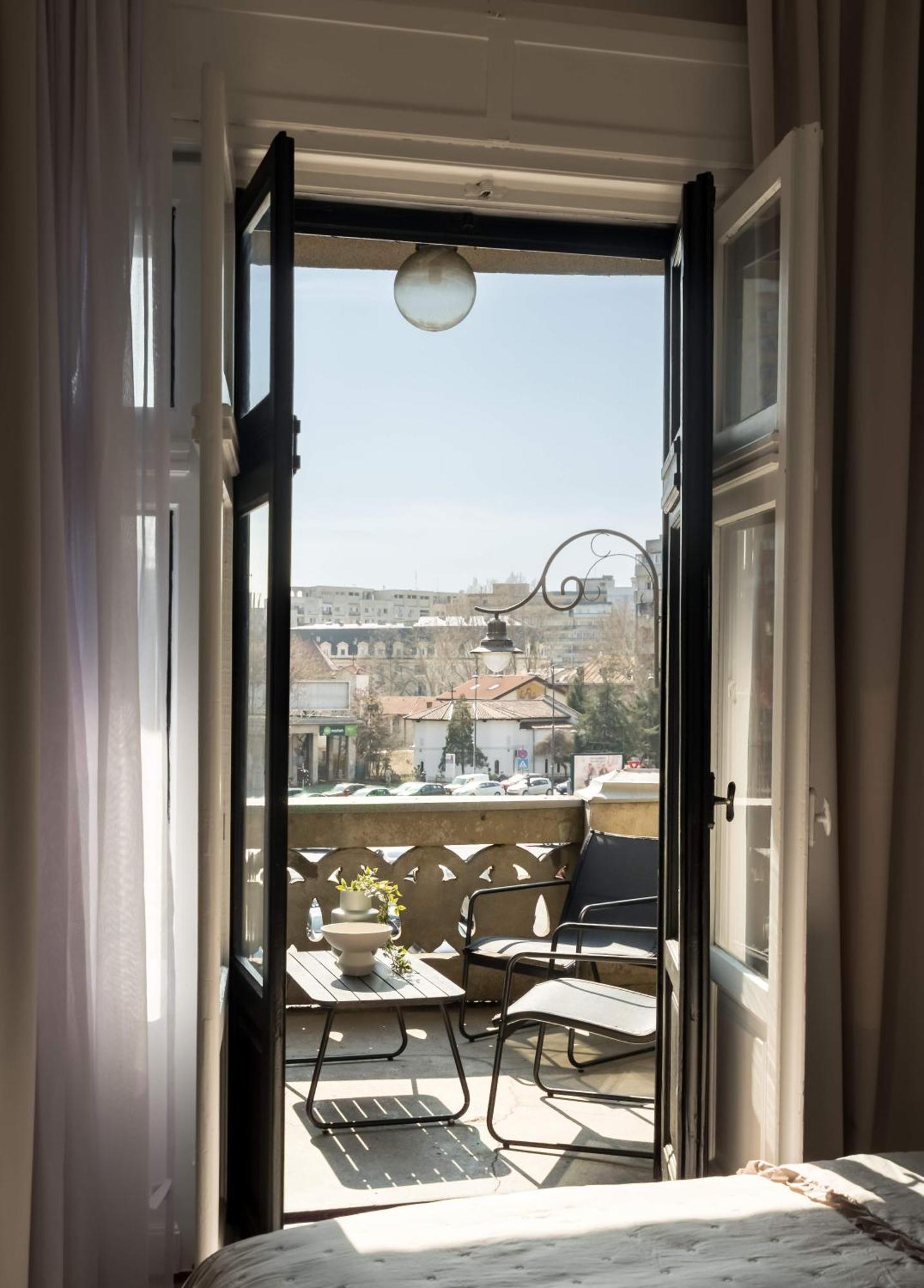 Stunning 3br - Balcony Overlooking Calea Victoriei Bucharest