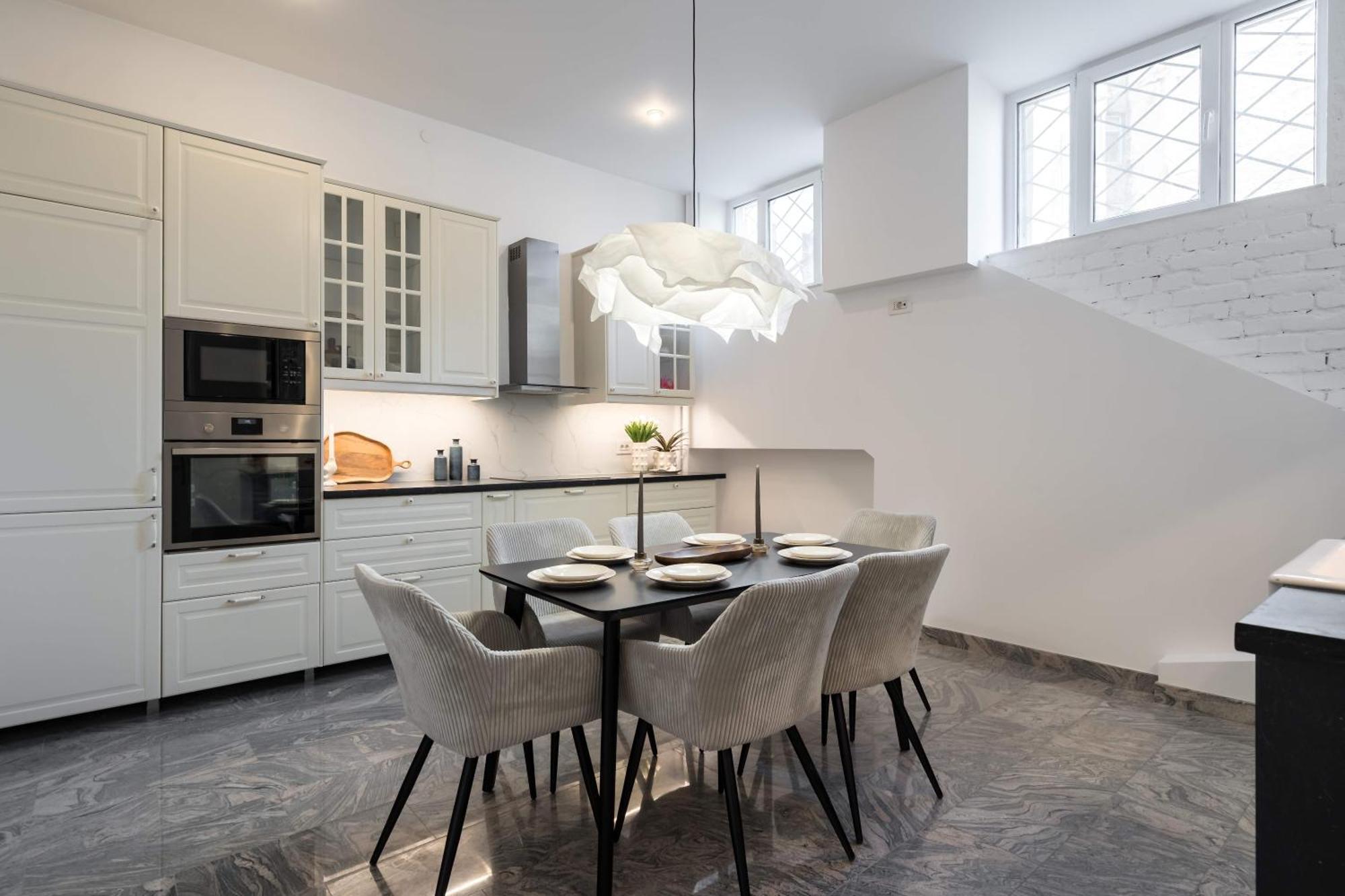 Apartment Stunning 3br - Balcony Overlooking Calea Victoriei *