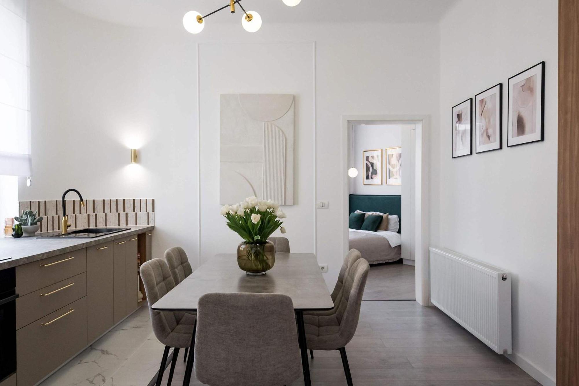 Gorgeous & Bright 2br - Steps From Old Town