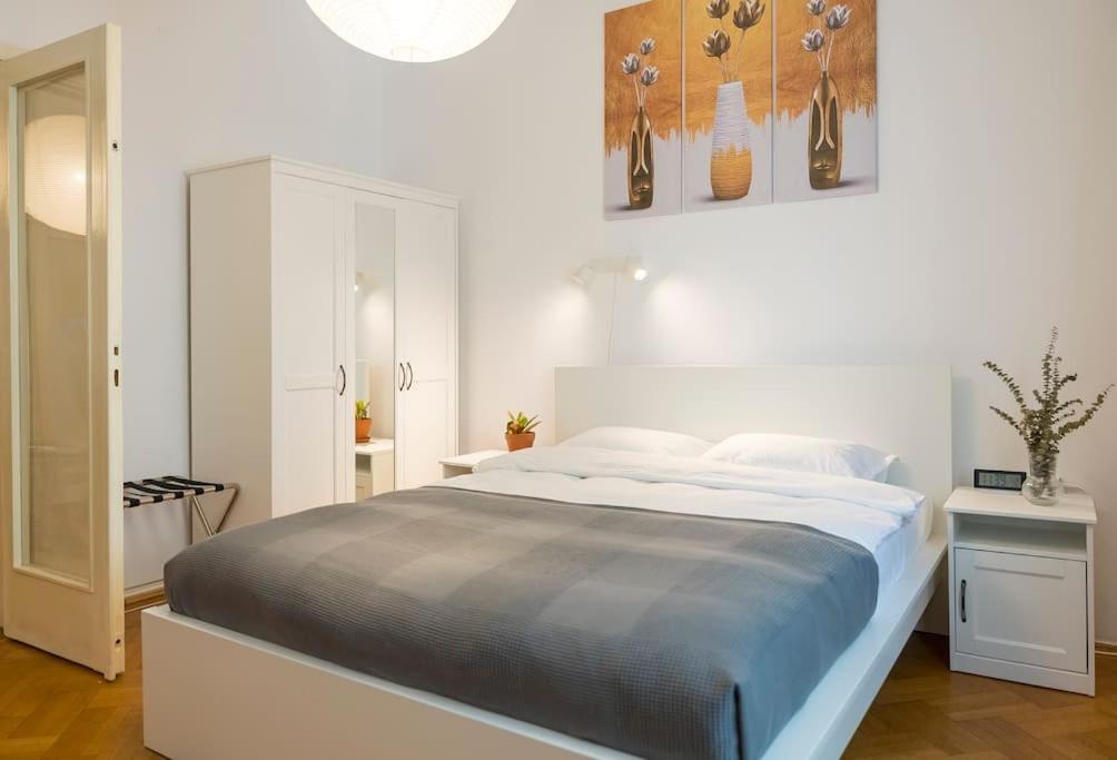 Ultra-central Square Apartment *
