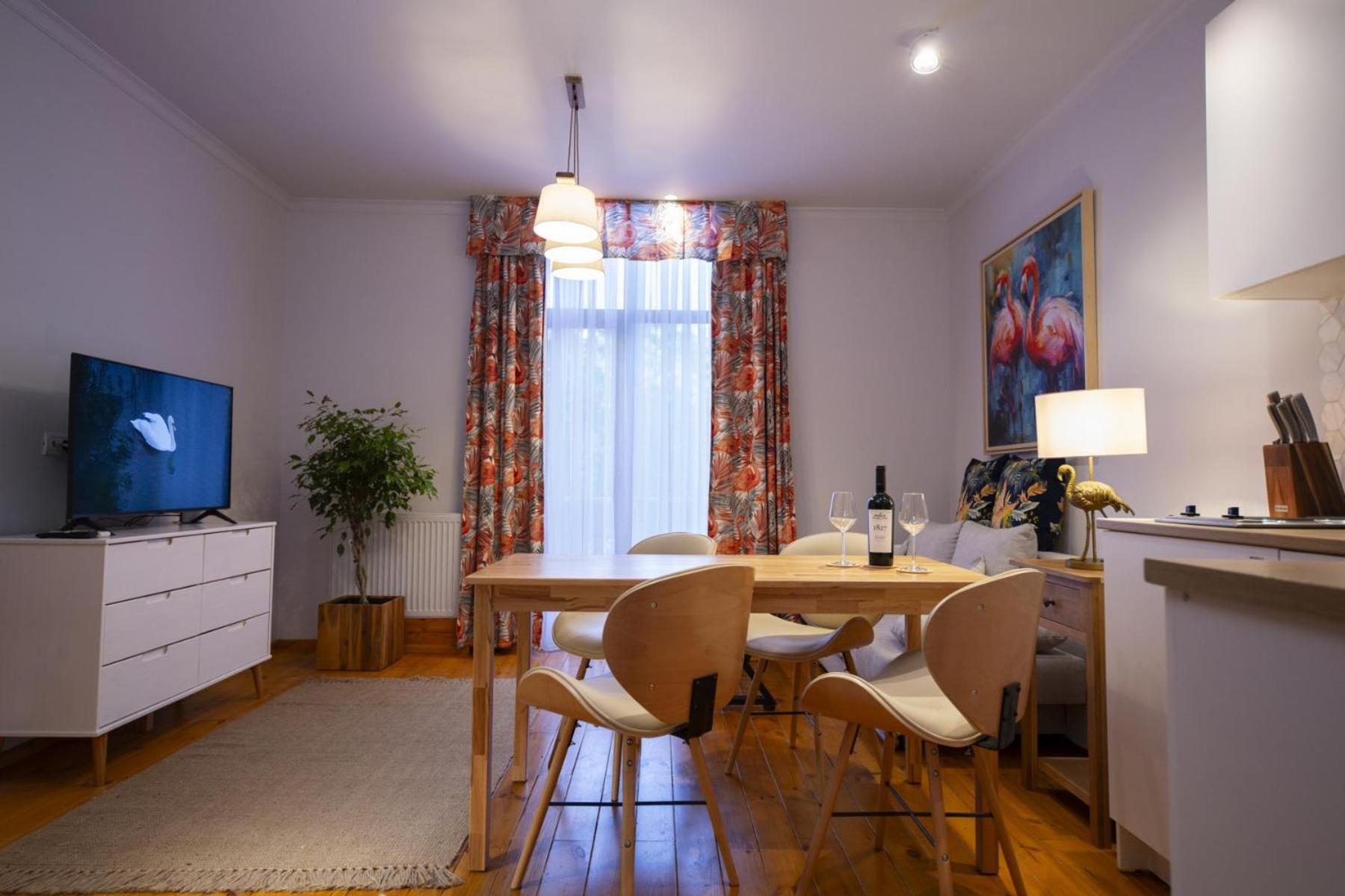The Cozy Nest Downtown With Balcony By Pretty