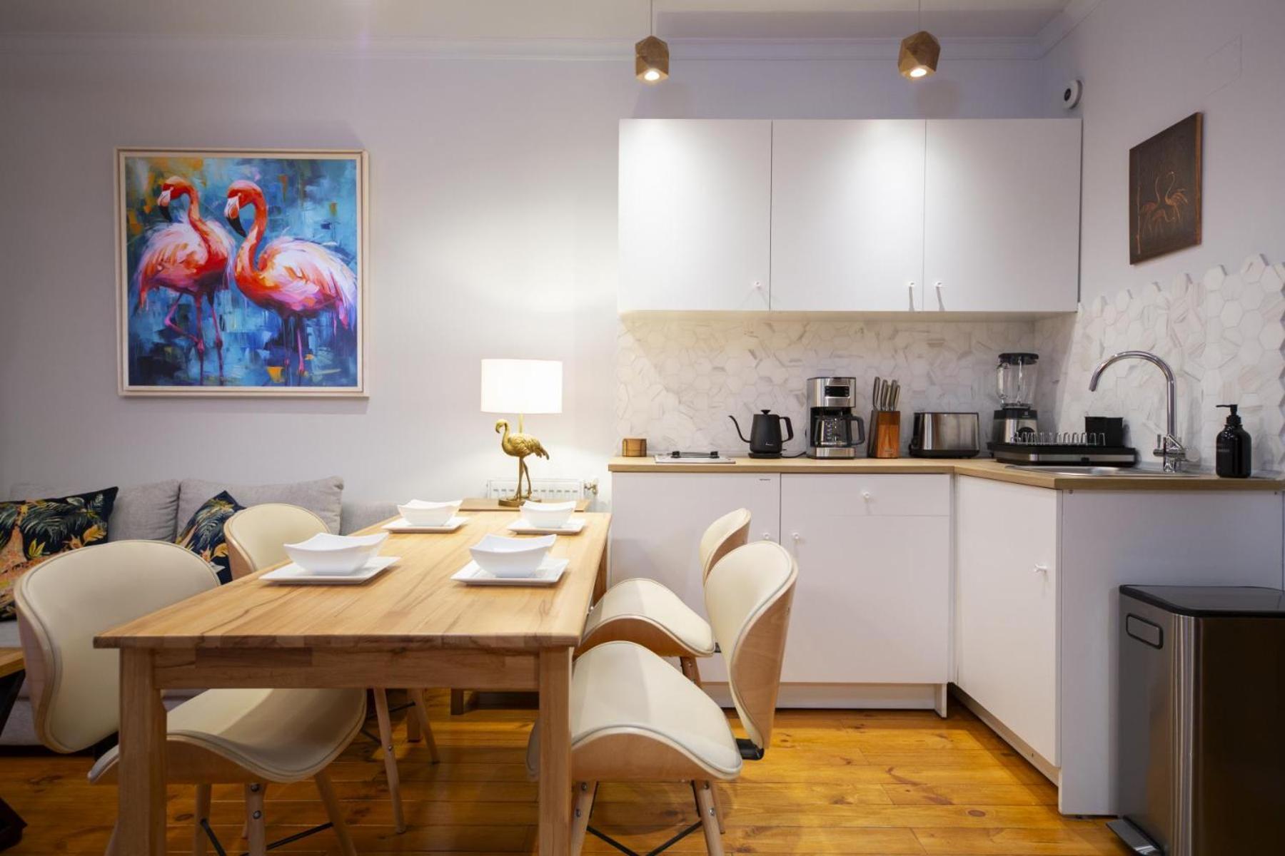 The Cozy Nest Downtown With Balcony By Pretty Apartment