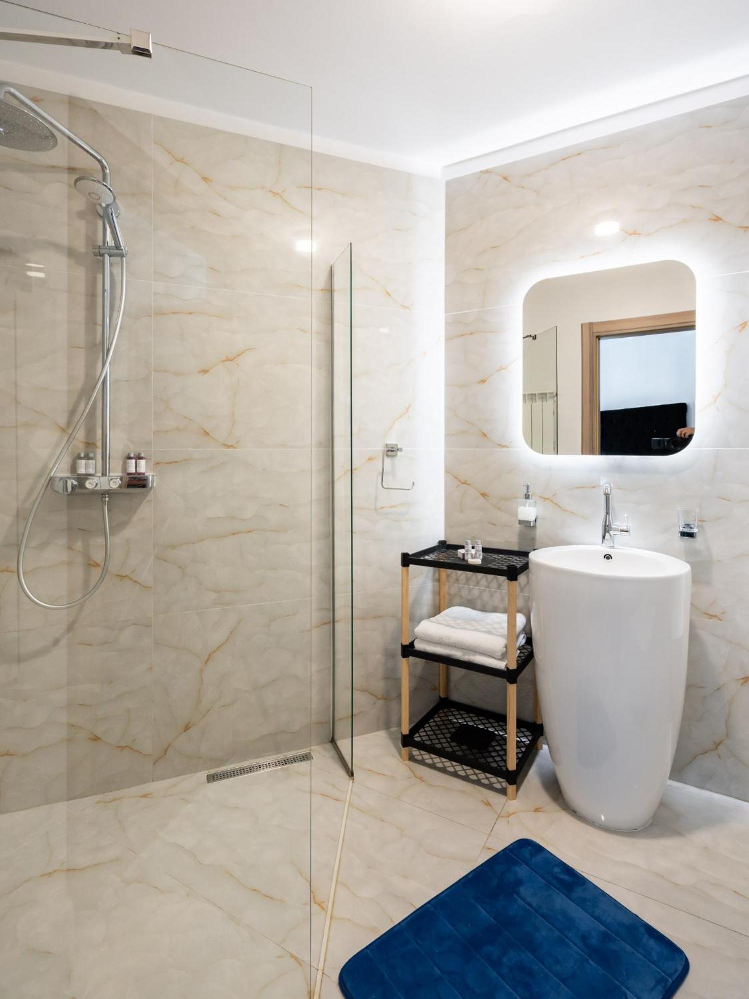 Arcadia Center New Build Apartment *