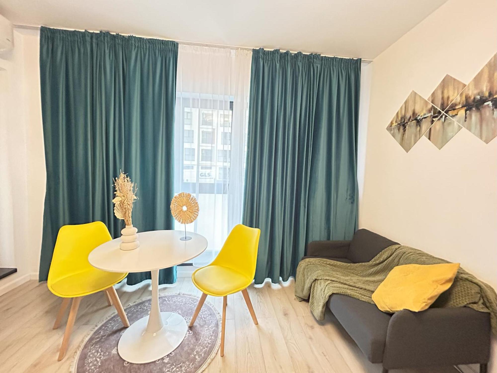 Apartment Modern - Near Plaza Mall With Balcony
