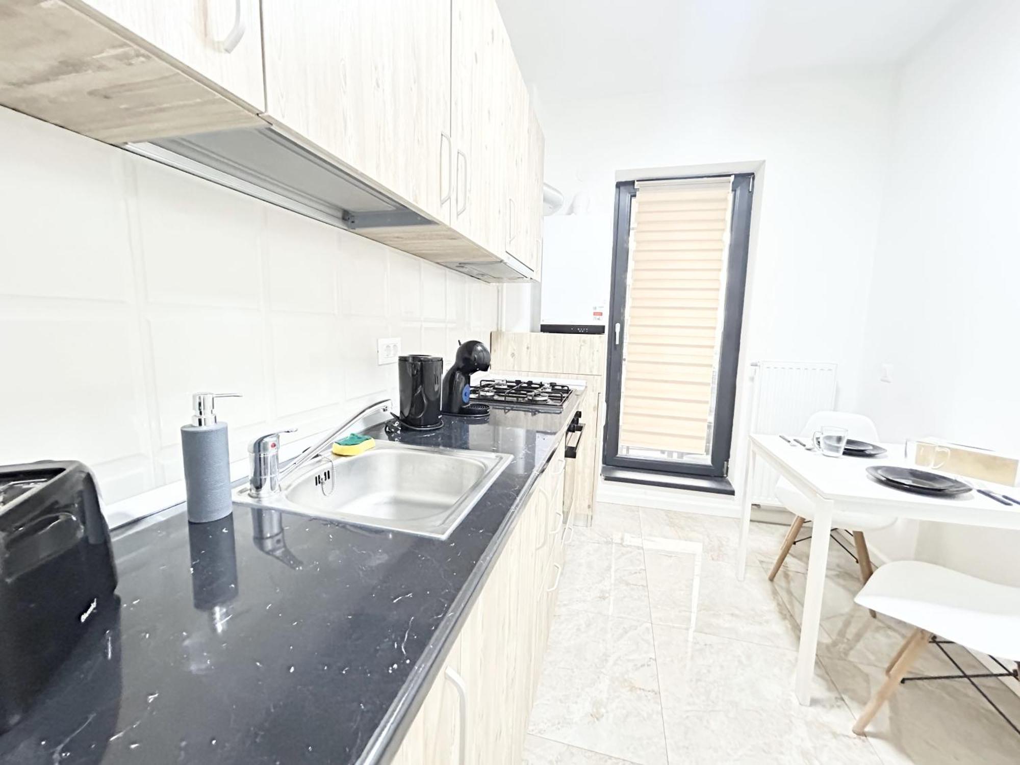 Modern - Near Plaza Mall With Balcony Apartment *