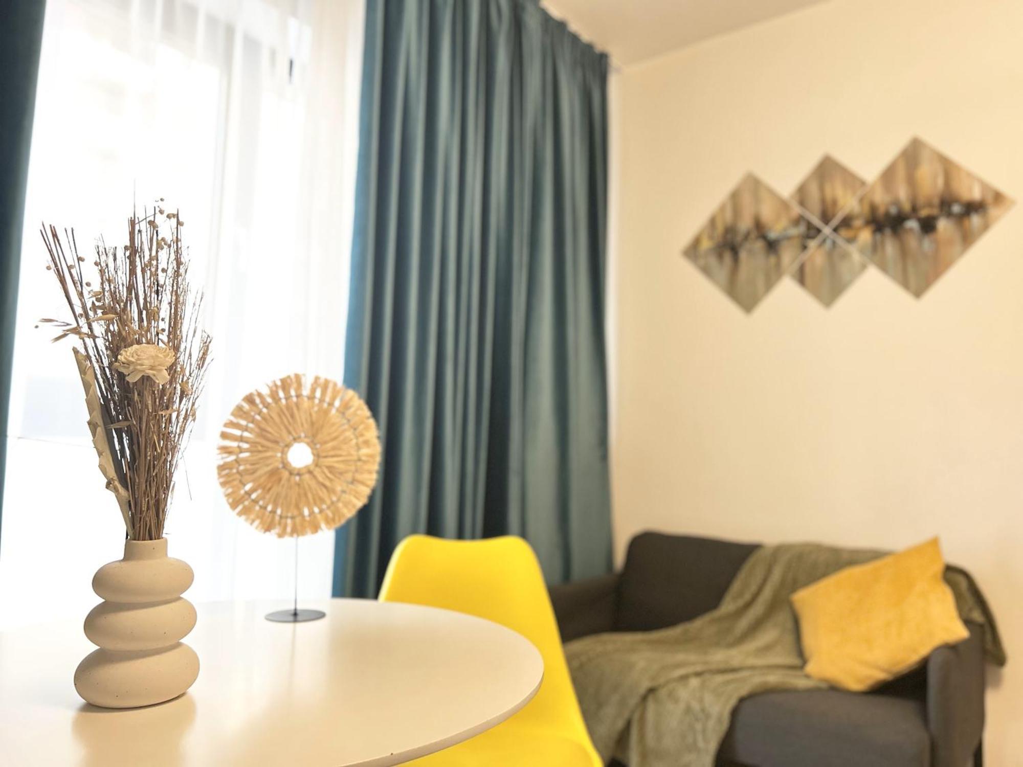 Apartment Modern - Near Plaza Mall With Balcony
