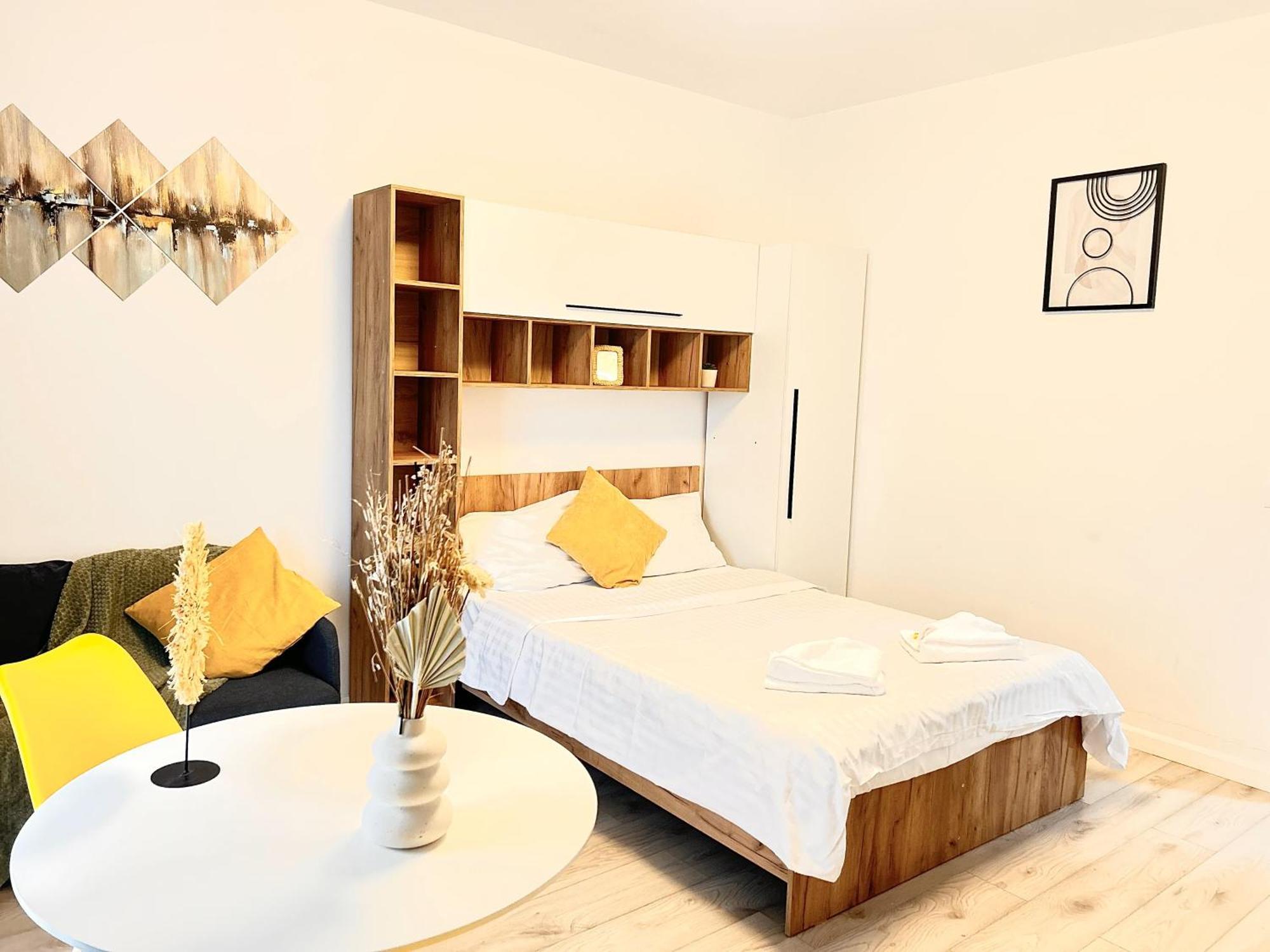 Apartment Modern - Near Plaza Mall With Balcony *