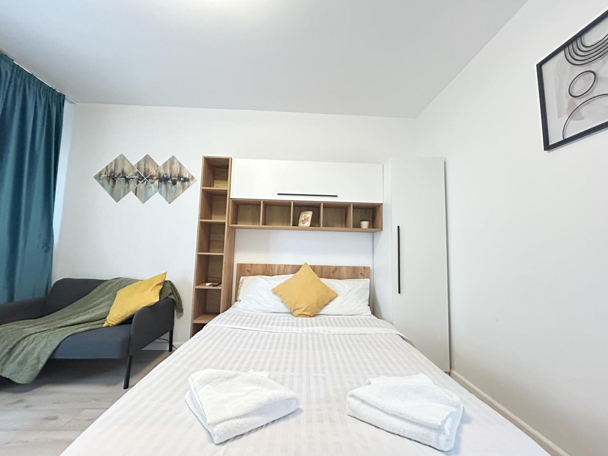 Modern - Near Plaza Mall With Balcony Apartment *
