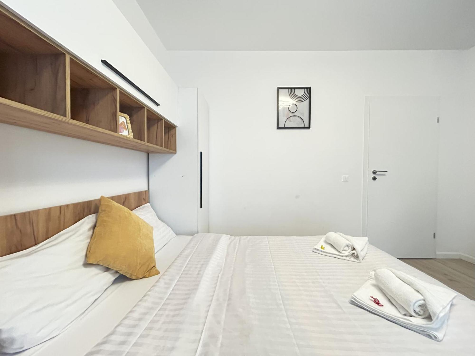 Apartment Modern - Near Plaza Mall With Balcony *