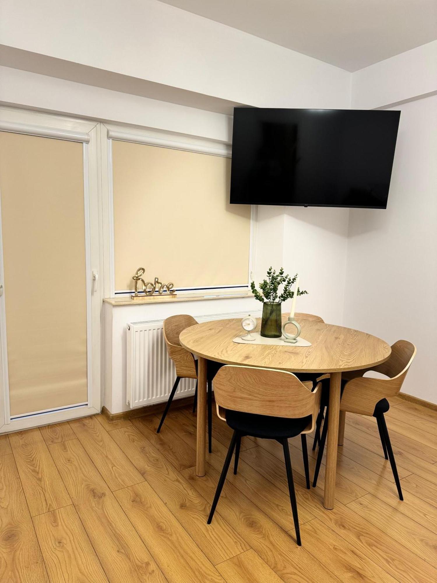 Beautiful With Two Bedrooms Apartment *