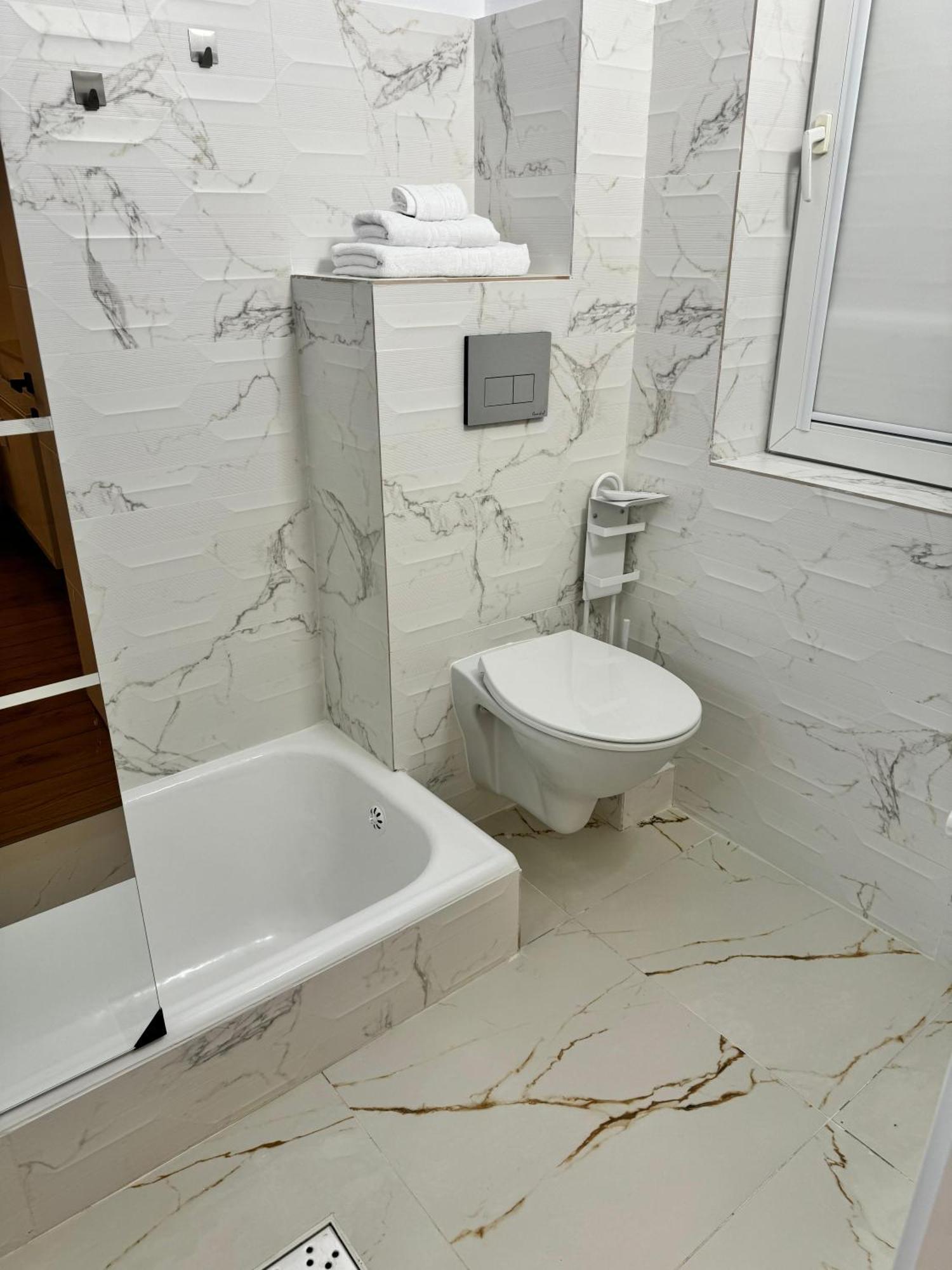 Beautiful With Two Bedrooms Apartment Bucharest